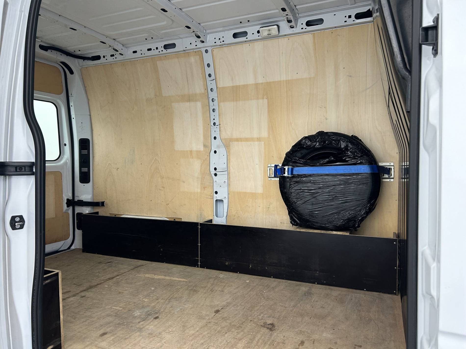 Vente en ligne Renault Master Fourgon MASTER FGN TRAC F3500 L2H2 DCI 135 au prix de 19 990 €