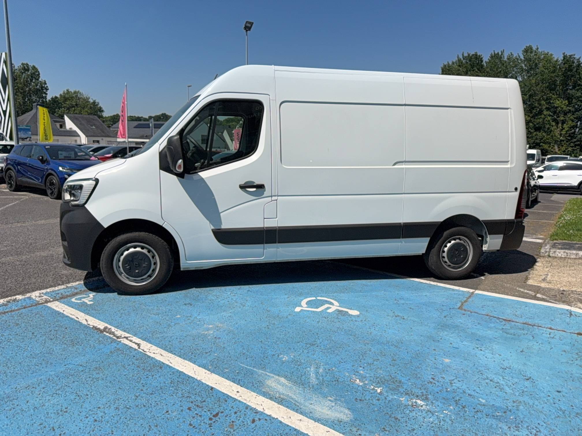 Vente en ligne Renault Master Fourgon MASTER FGN TRAC F3500 L2H2 BLUE DCI 135 au prix de 26 790 €