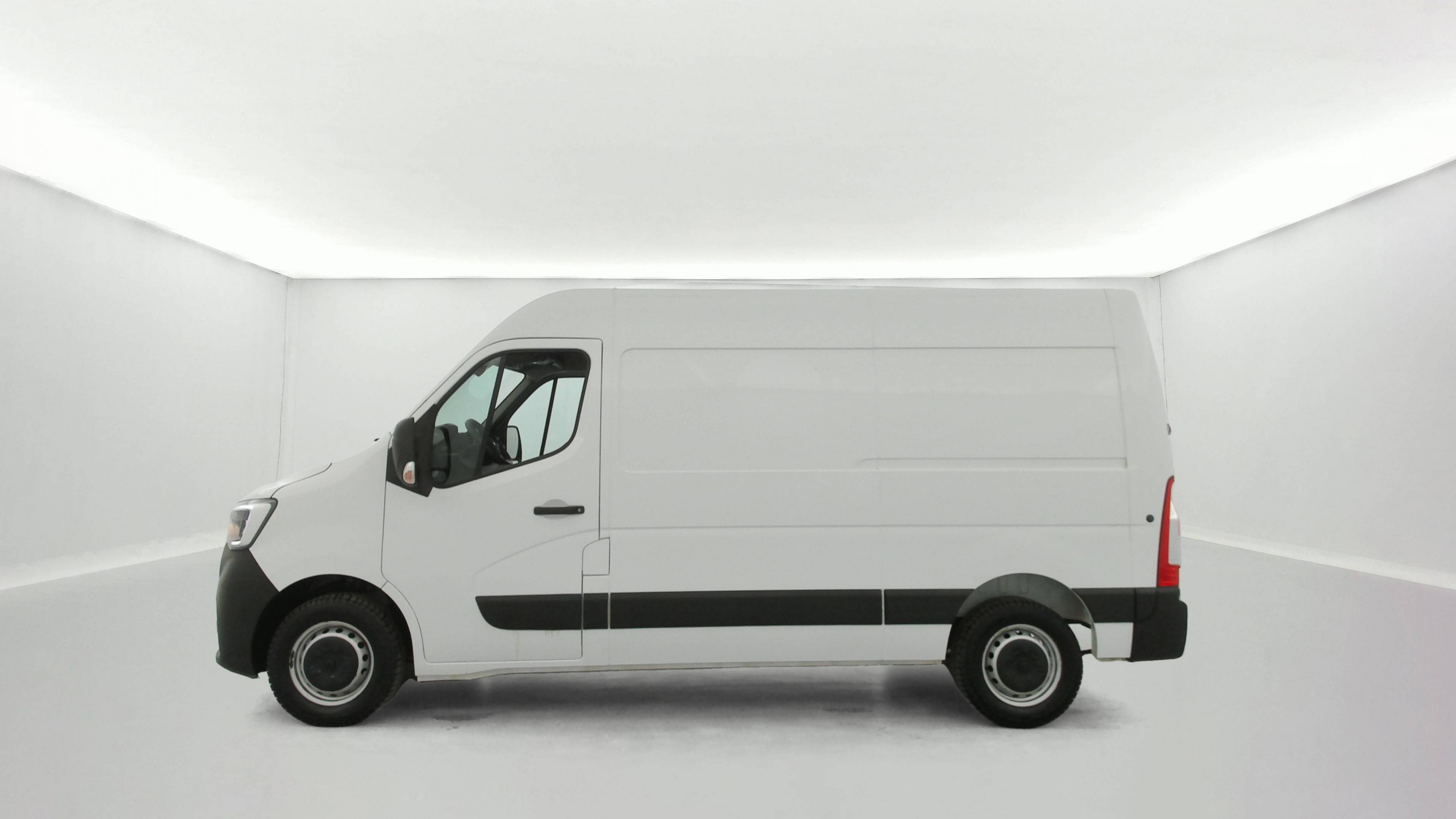 Vente en ligne Renault Master Fourgon MASTER FGN TRAC F3500 L2H2 BLUE DCI 135 au prix de 24 590 €