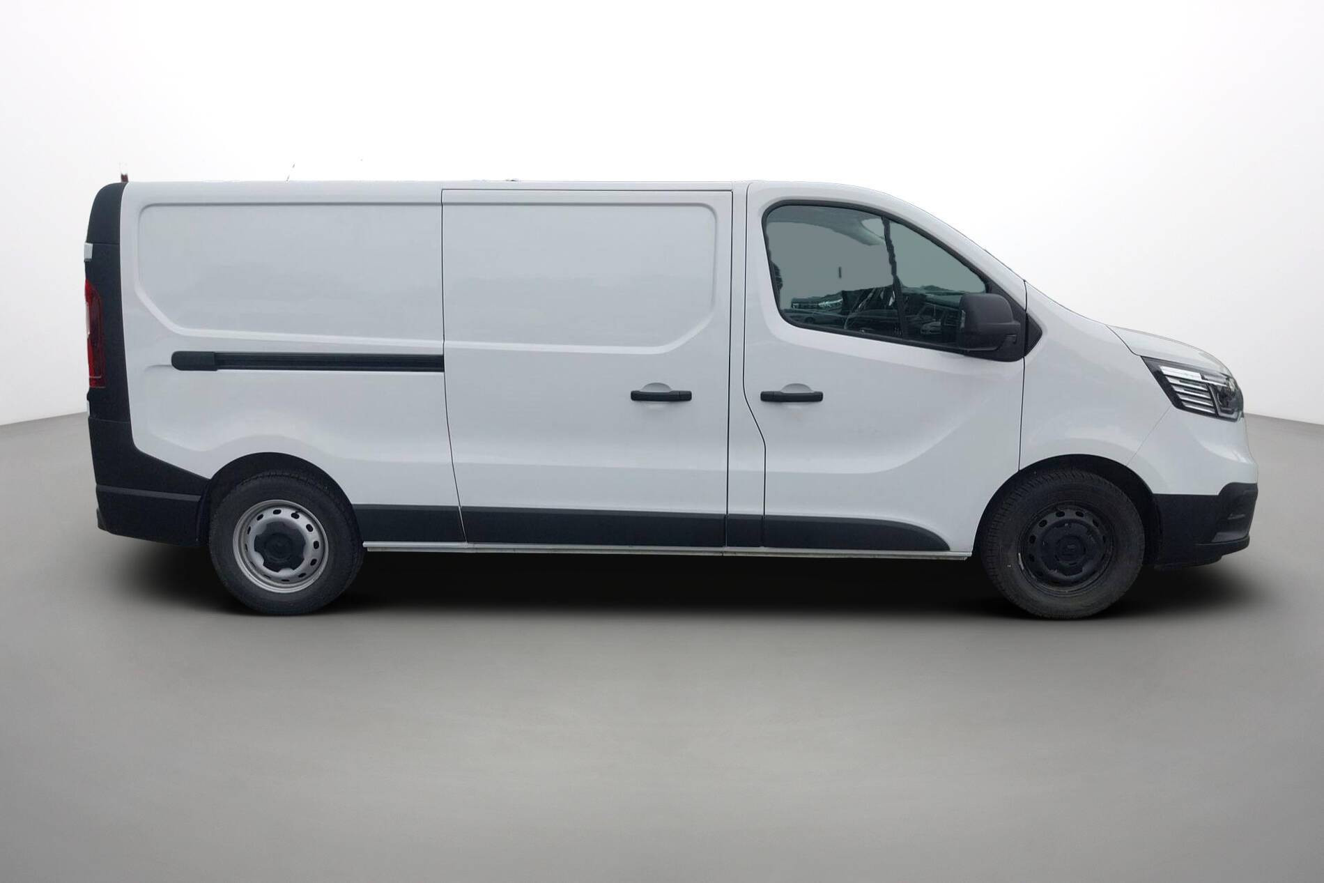 Vente en ligne Renault Trafic 3 Fourgon TRAFIC FGN L2H1 3000 KG BLUE DCI 130 au prix de 23 890 €