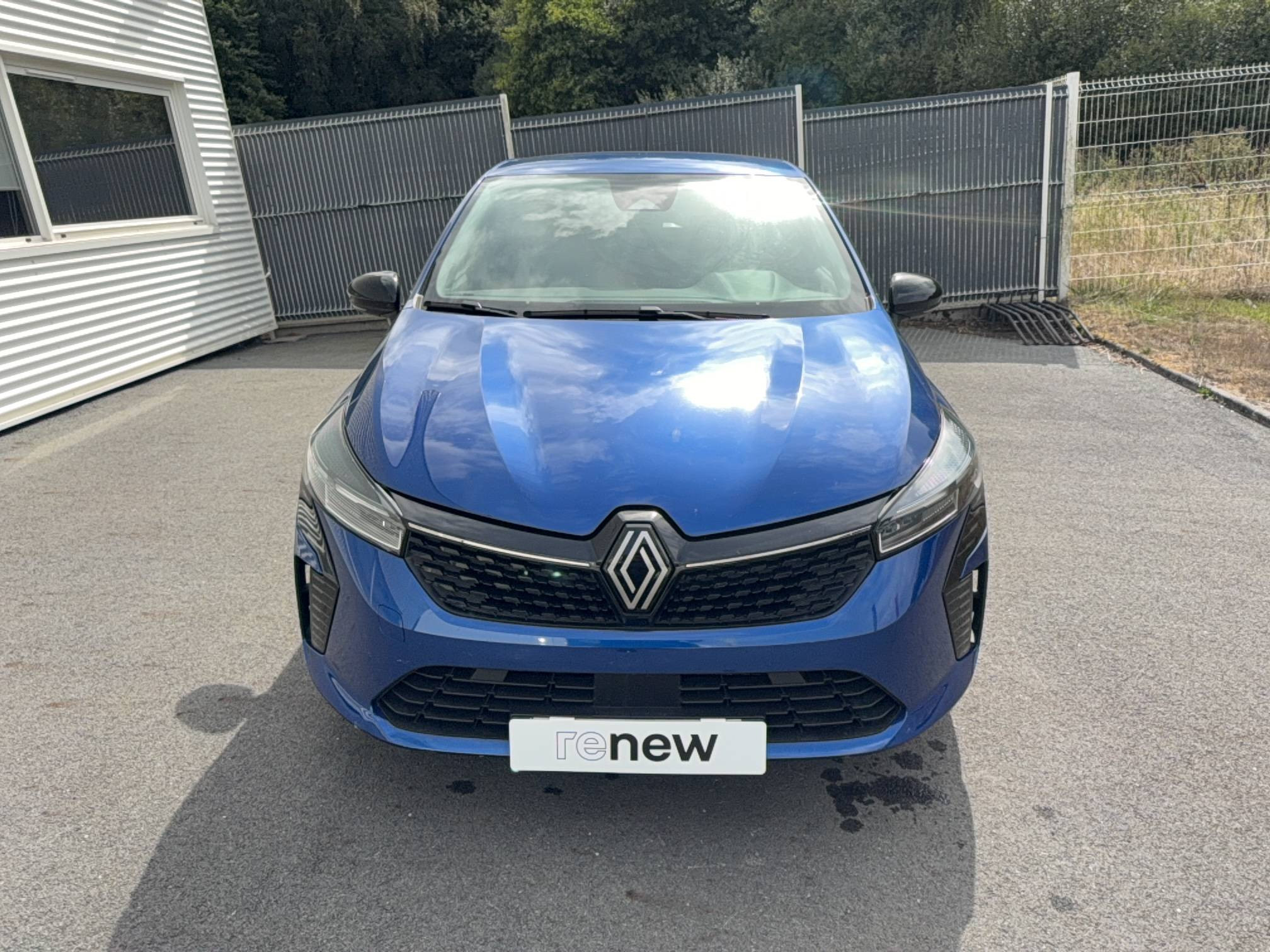 Vente en ligne Renault Clio 5 Clio E-Tech full hybrid 145 au prix de 17 990 €