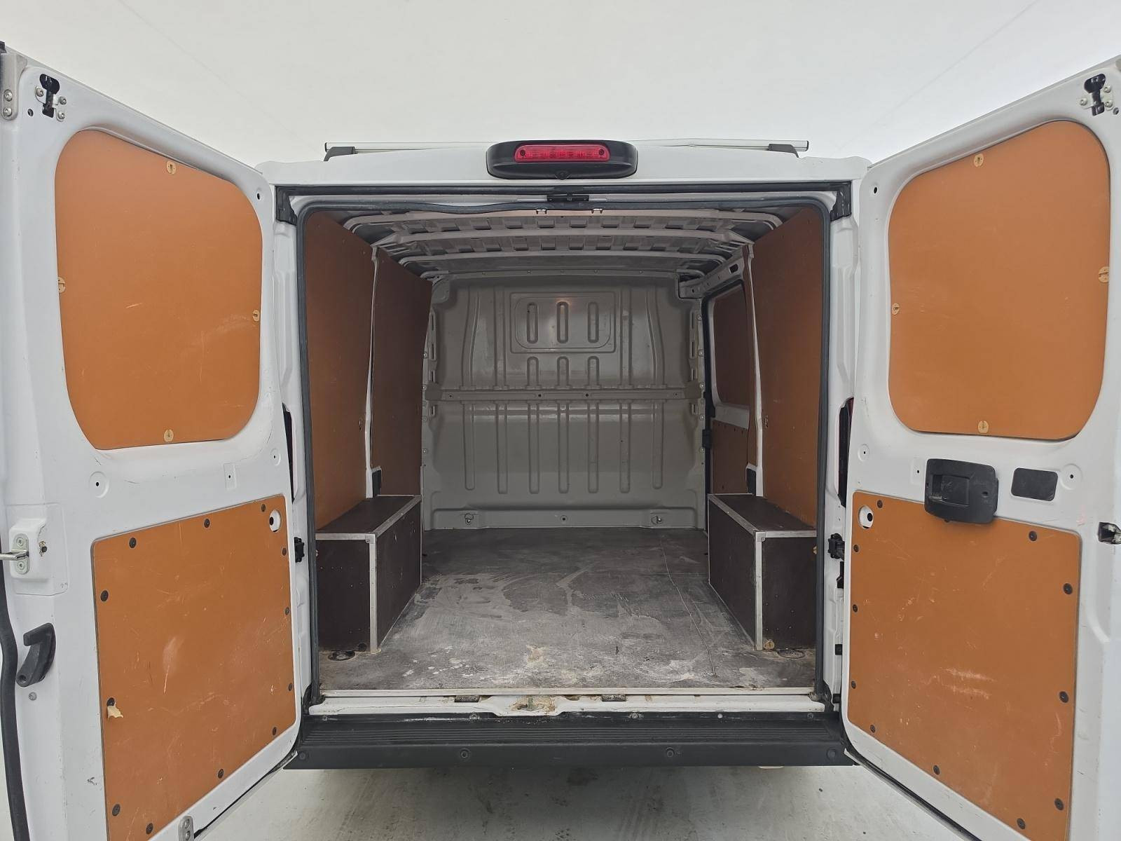 Vente en ligne Peugeot Boxer Fourgon BOXER TOLE 330 L1H1 BLUEHDI 120 S&S au prix de 17 990 €