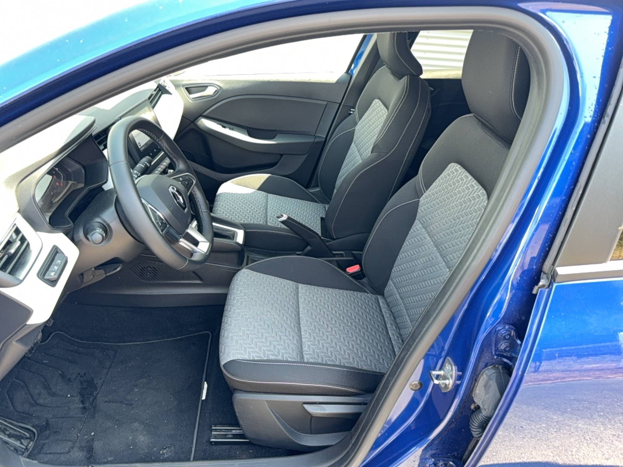 Vente en ligne Renault Clio 5 Clio E-Tech full hybrid 145 au prix de 15 990 €