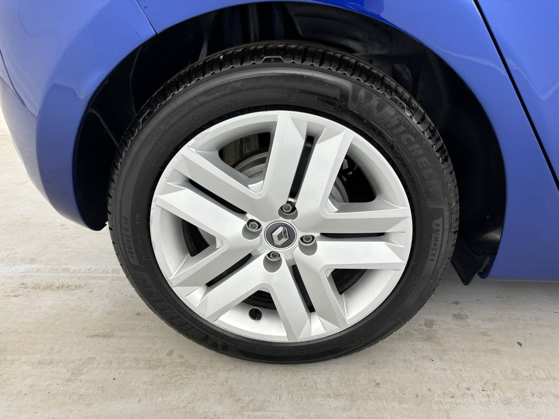 Vente en ligne Renault Clio 5 Clio E-Tech 140 - 21N au prix de 15 780 €