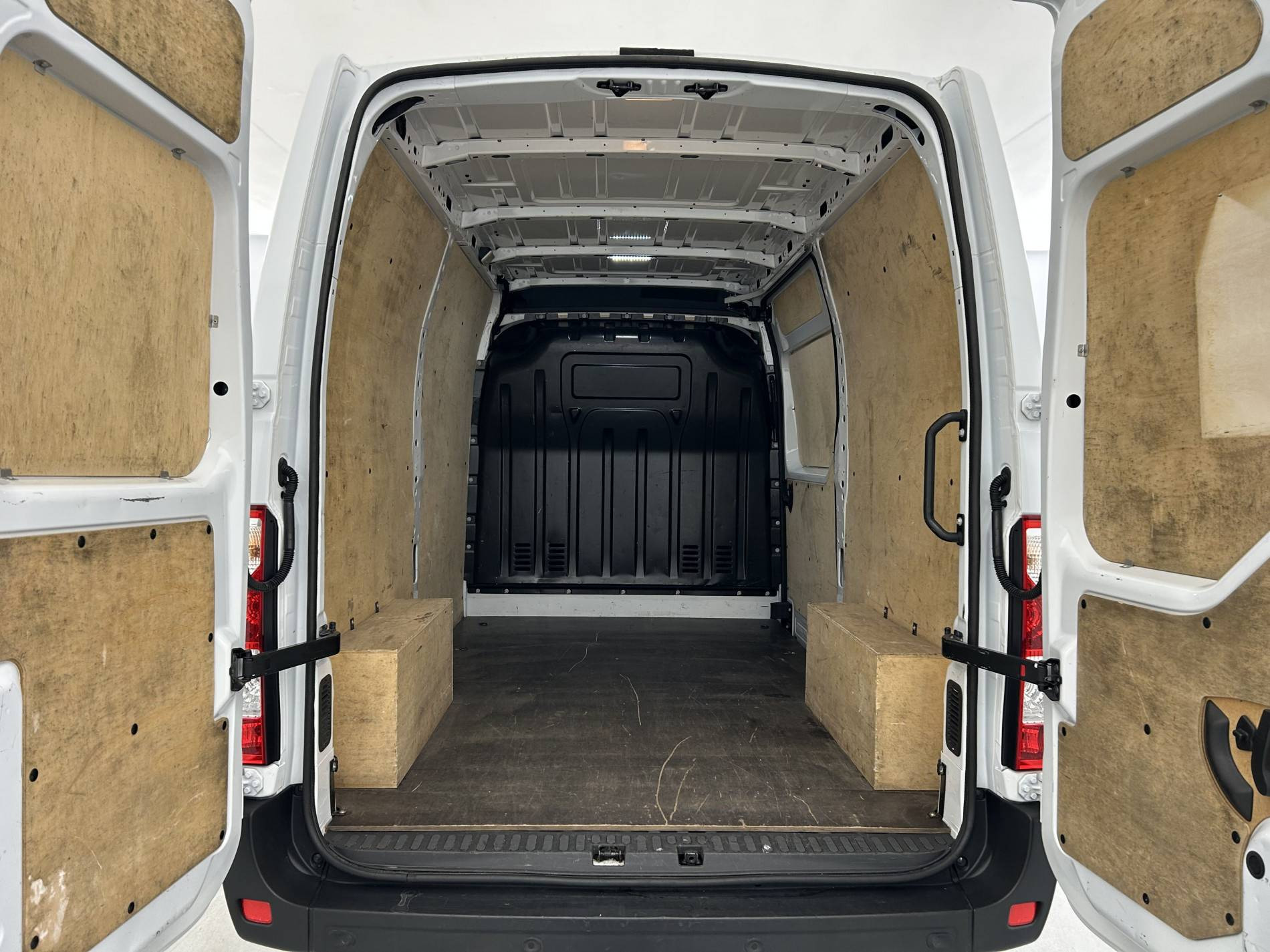 Vente en ligne Renault Master Fourgon MASTER FGN TRAC F3500 L2H2 BLUE DCI 135 au prix de 24 590 €