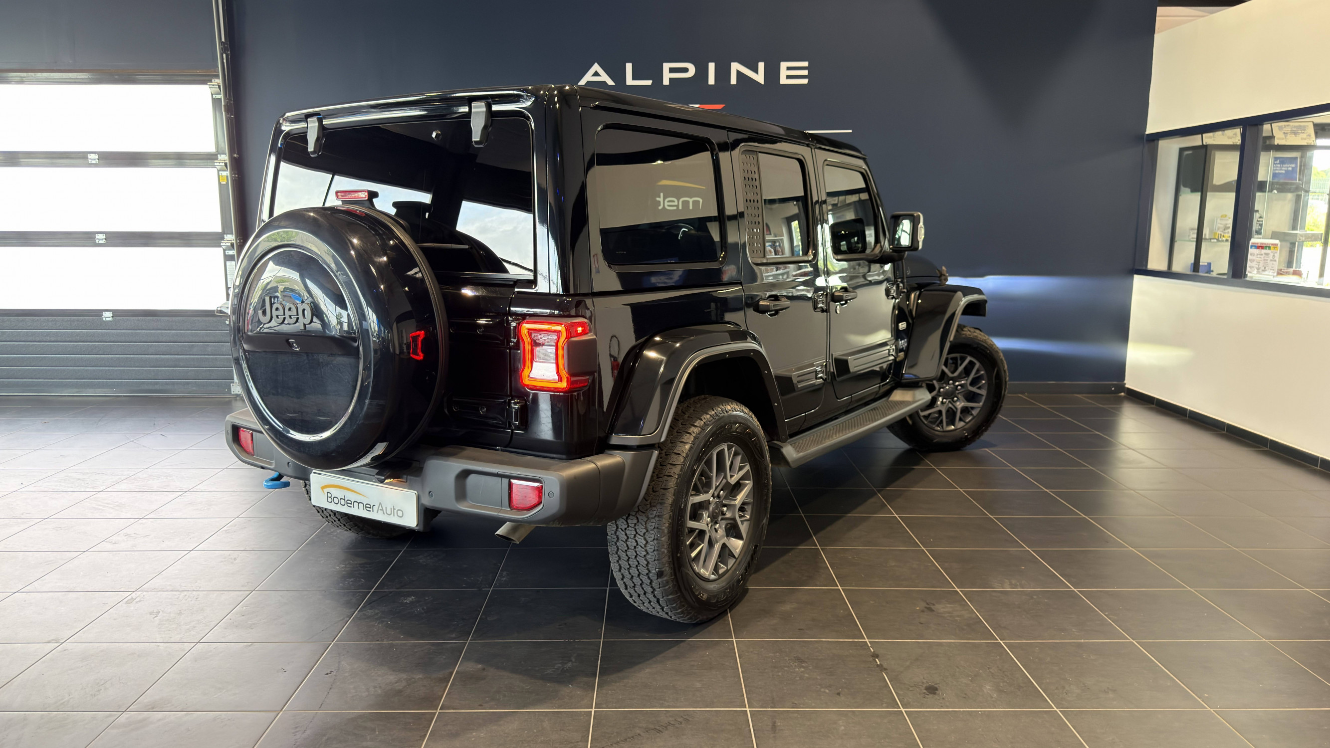 Vente en ligne Jeep Wrangler  Unlimited 4xe 2.0 l T 380 ch PHEV 4x4 BVA8 au prix de 52 990 €