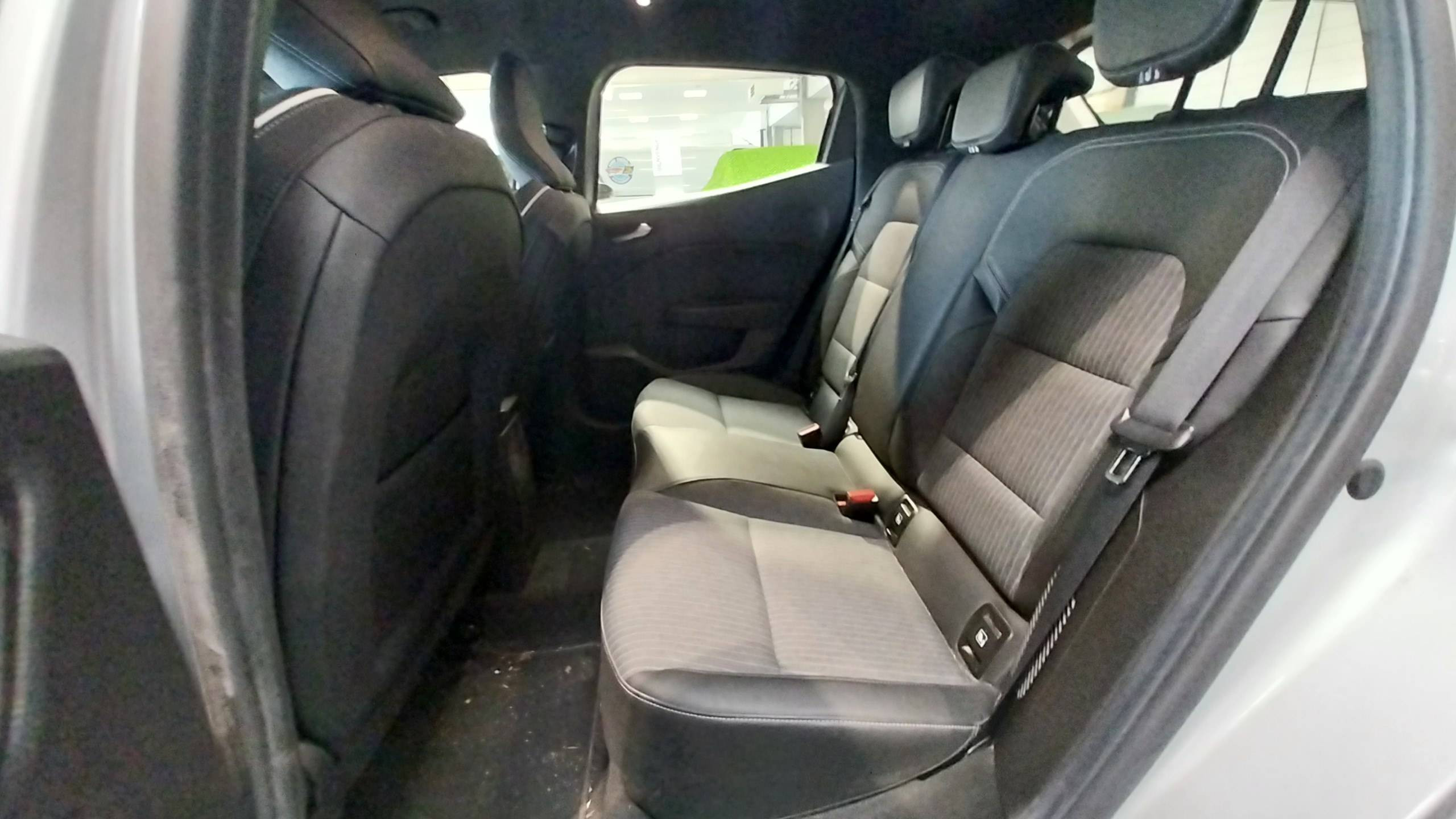 Vente en ligne Renault Clio 5 Clio E-Tech 140 - 21N au prix de 16 890 €