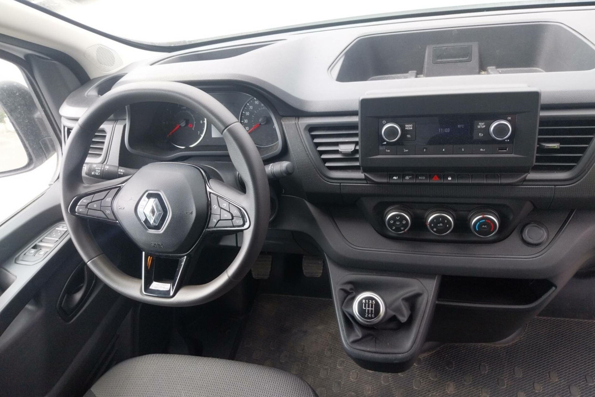 Vente en ligne Renault Trafic 3 Fourgon TRAFIC FG BLUE DCI 130 L1H1 3T GSR2 au prix de 23 990 €
