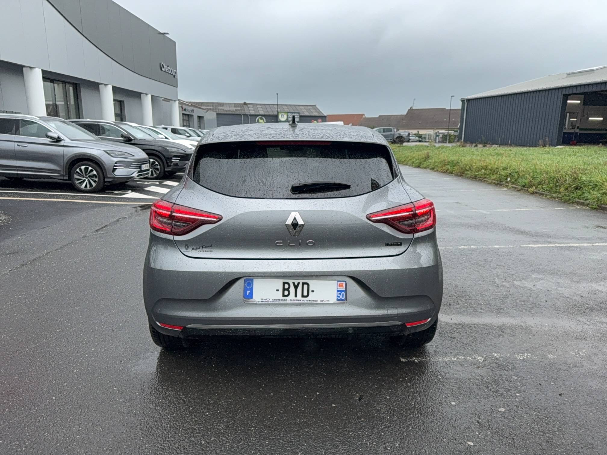 Vente en ligne Renault Clio 5 Clio E-Tech full hybrid 145 au prix de 15 990 €