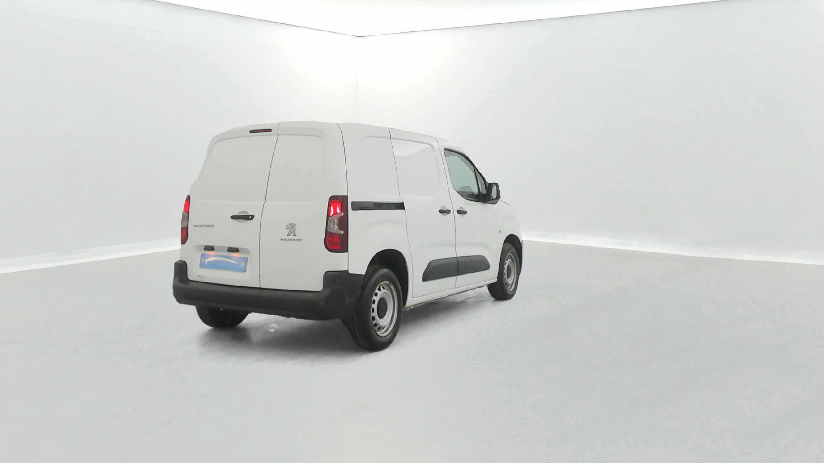 Vente en ligne Peugeot Partner Fourgon  STANDARD 650 KG BLUEHDI 100 S&S BVM5 au prix de 11 990 €