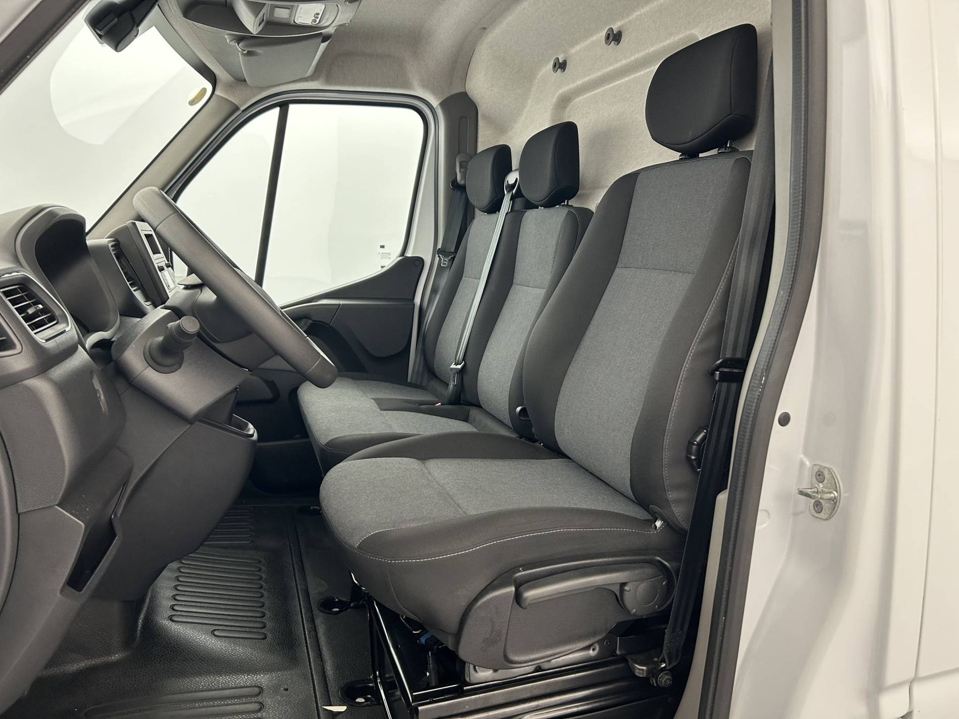 Vente en ligne Renault Master Fourgon MASTER FGN TRAC F3500 L3H3 BLUE DCI 135 au prix de 28 990 €