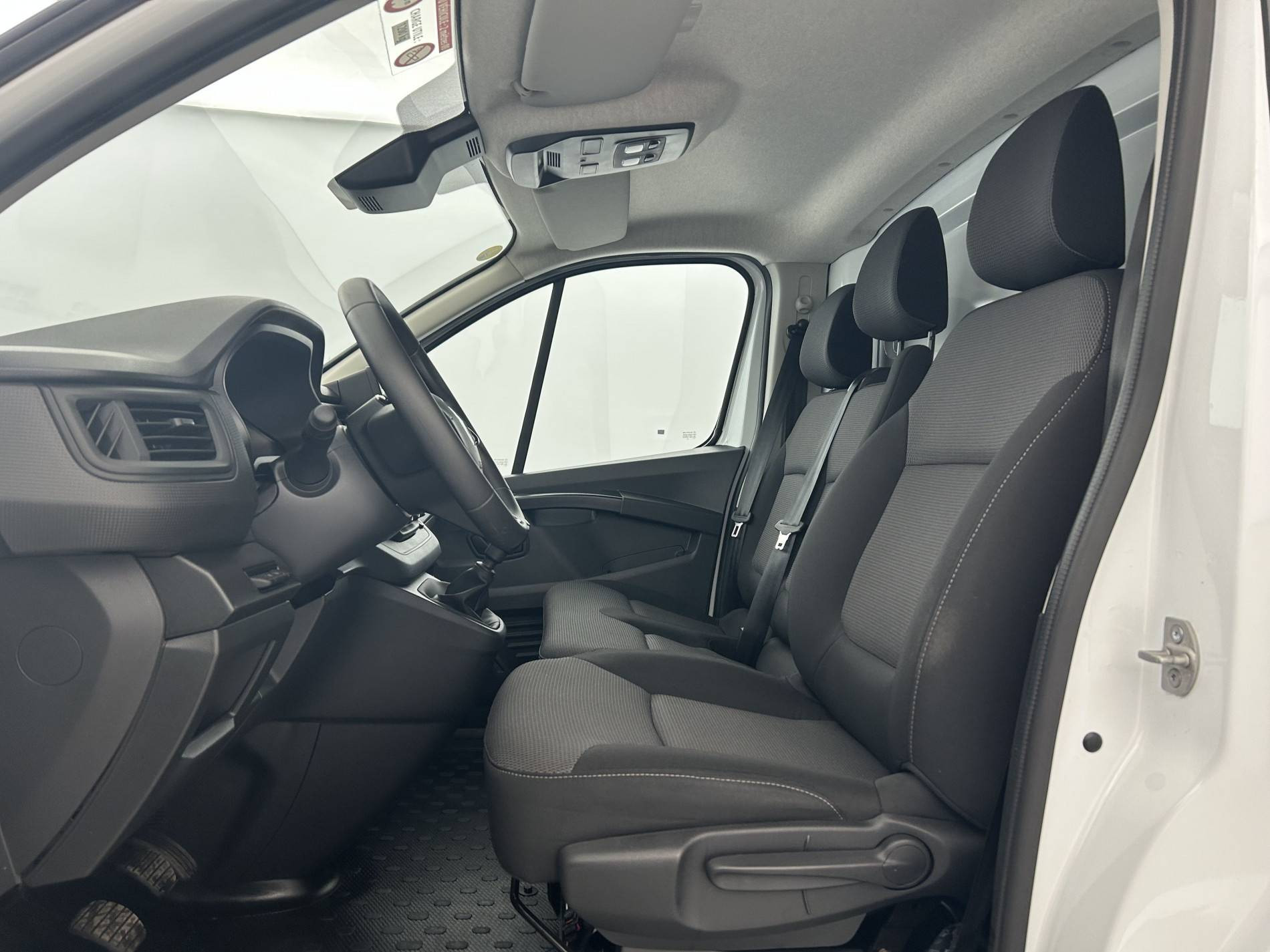 Vente en ligne Renault Trafic 3 Fourgon TRAFIC FGN L1H1 3T BLUE DCI 130 GSR2 au prix de 23 990 €