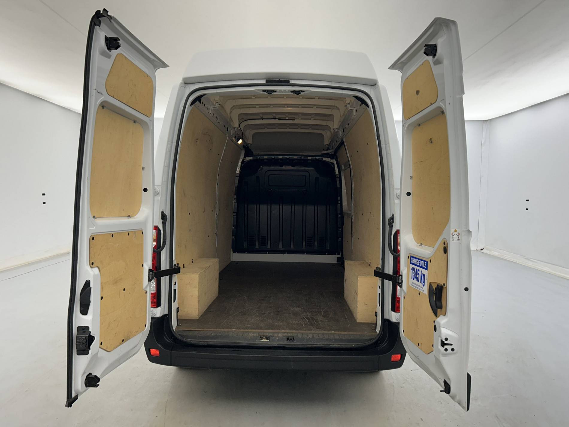 Vente en ligne Renault Master Fourgon MASTER FGN TRAC F3500 L3H3 BLUE DCI 135 au prix de 26 490 €