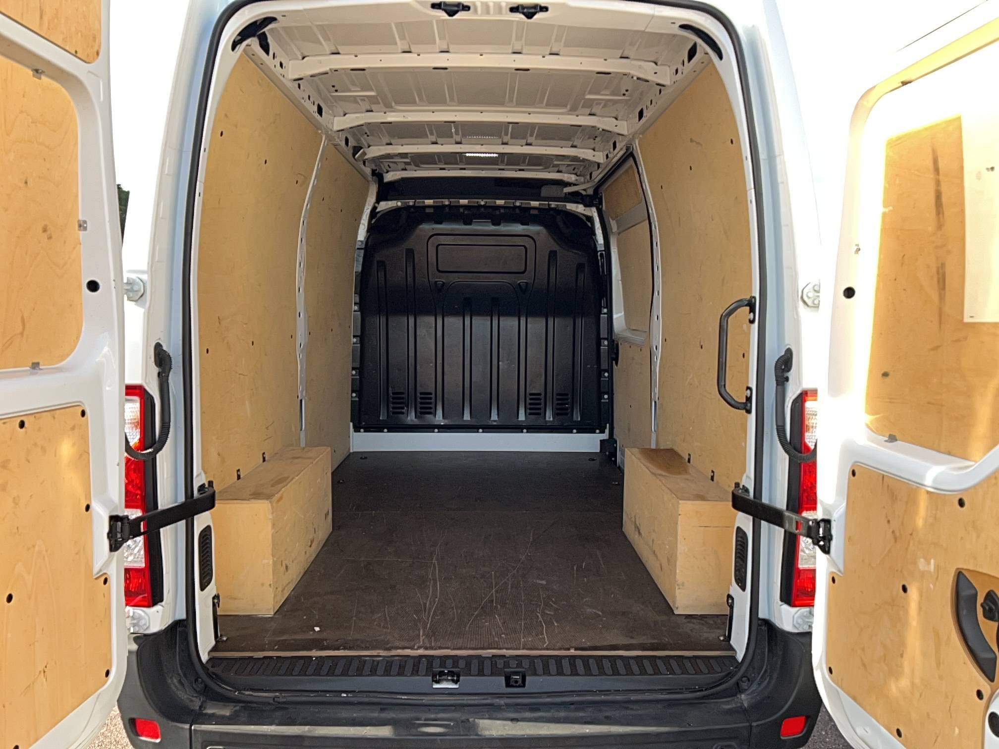 Vente en ligne Renault Master Fourgon MASTER FGN TRAC F3500 L2H2 BLUE DCI 135 au prix de 22 490 €
