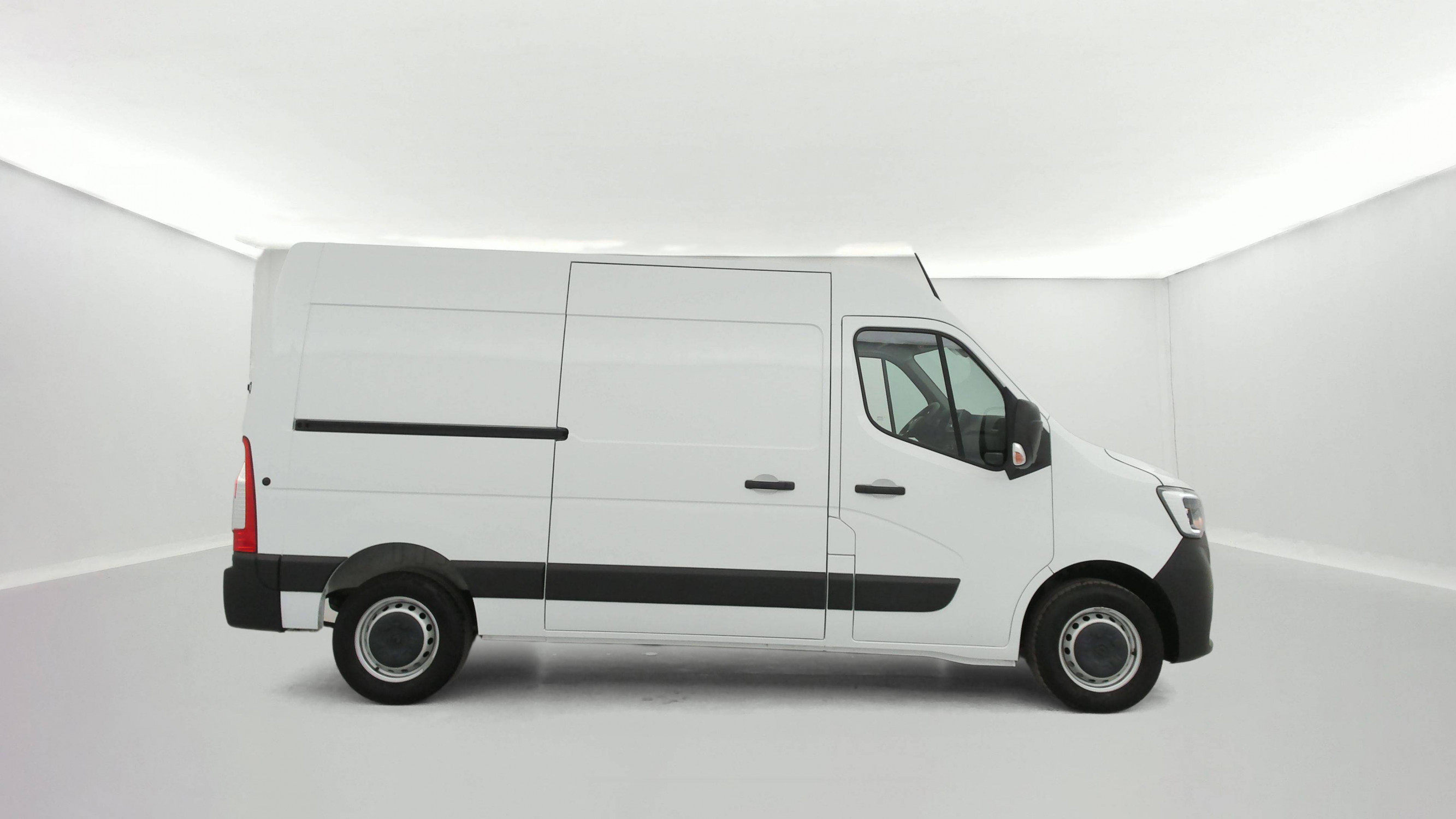 Vente en ligne Renault Master Fourgon MASTER FGN TRAC F3500 L2H2 BLUE DCI 135 au prix de 27 990 €