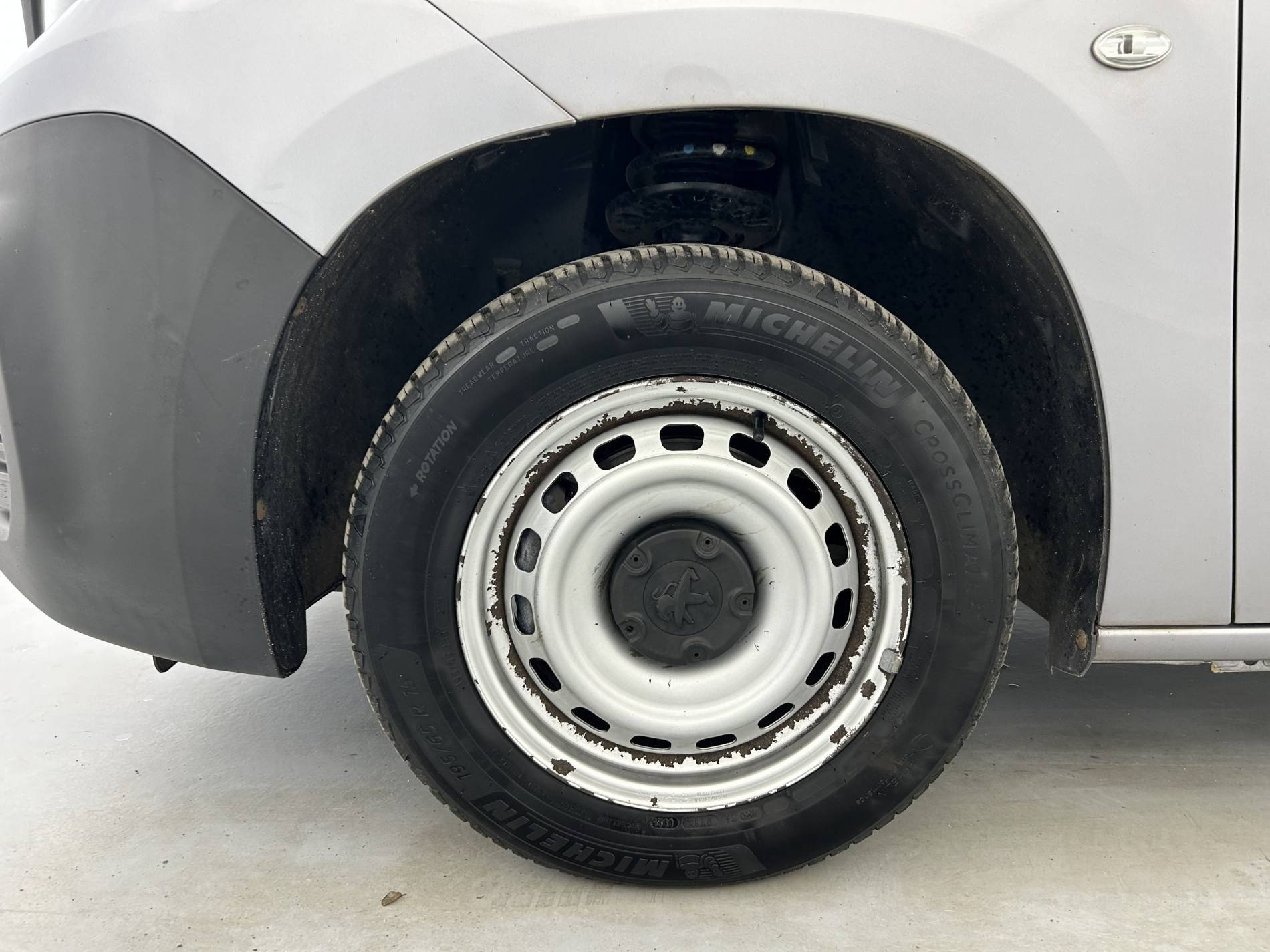 Vente en ligne Peugeot Partner Fourgon  STANDARD 650 KG BLUEHDI 100 S&S BVM5 au prix de 11 990 €