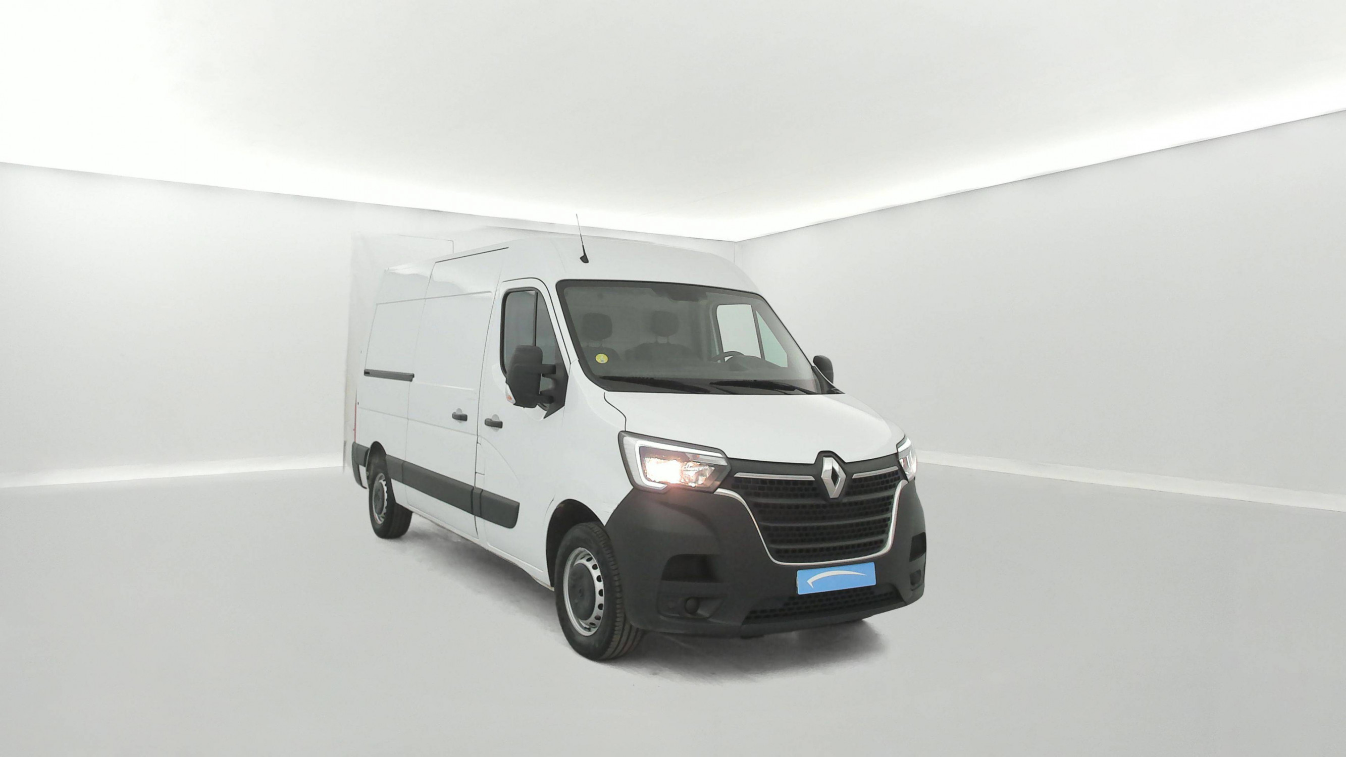 Vente en ligne Renault Master Fourgon MASTER FGN TRAC F3300 L2H2 BLUE DCI 135 au prix de 23 990 €