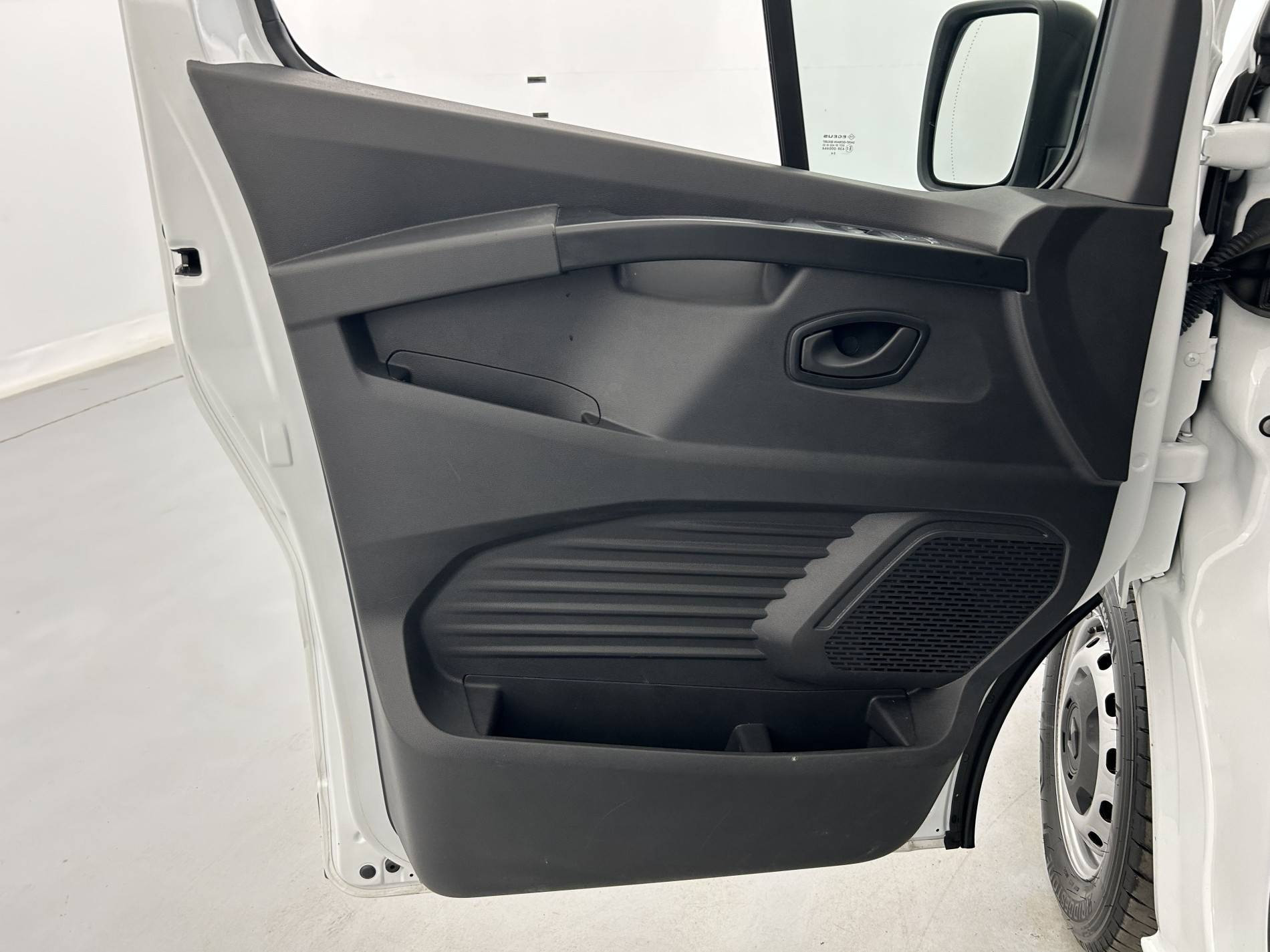Vente en ligne Renault Trafic 3 Fourgon TRAFIC FG BLUE DCI 130 L1H1 3T GSR2 au prix de 23 990 €