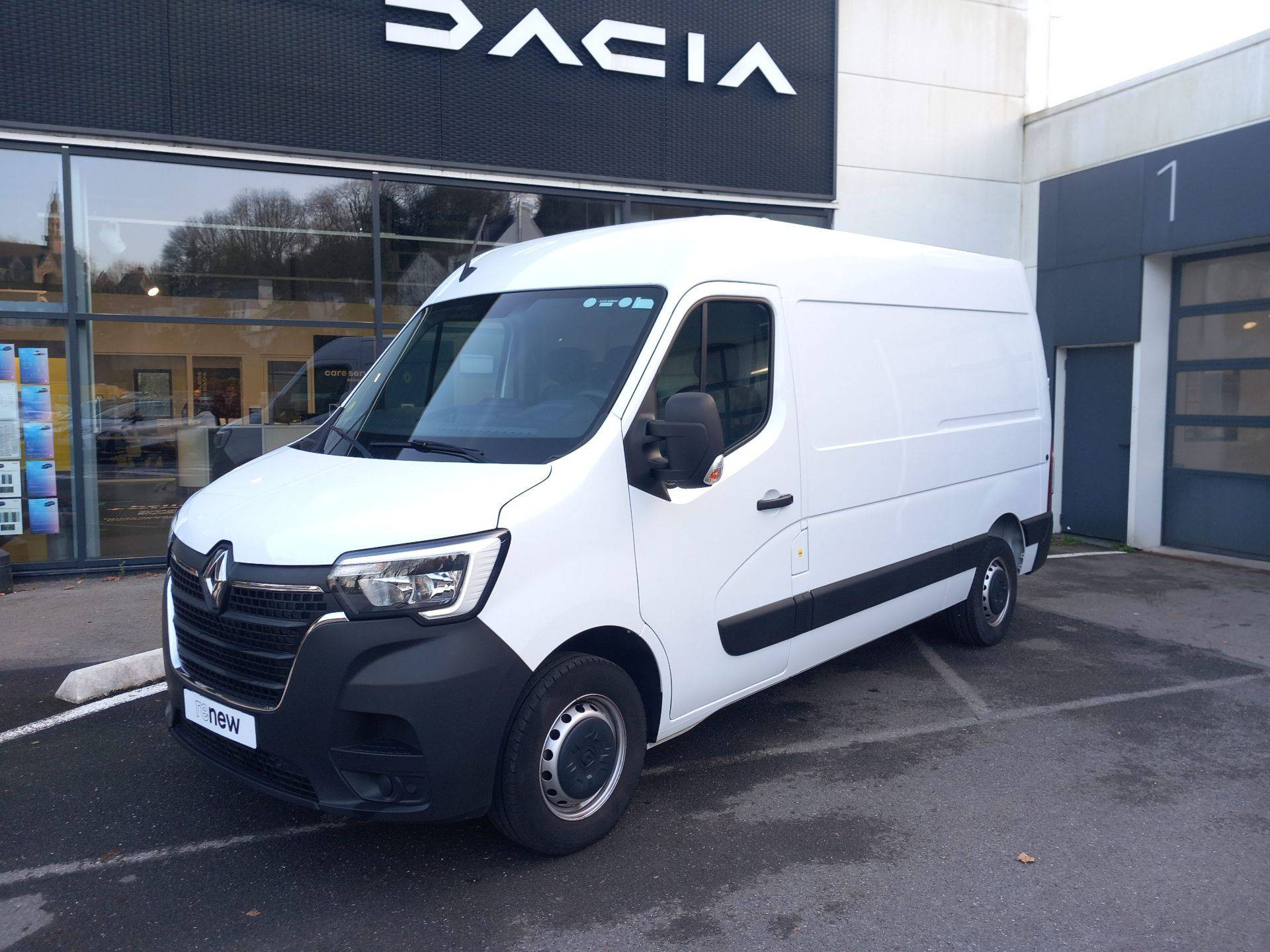 Vente en ligne Renault Master Fourgon MASTER FGN TRAC F3500 L2H2 BLUE DCI 135 au prix de 26 490 €