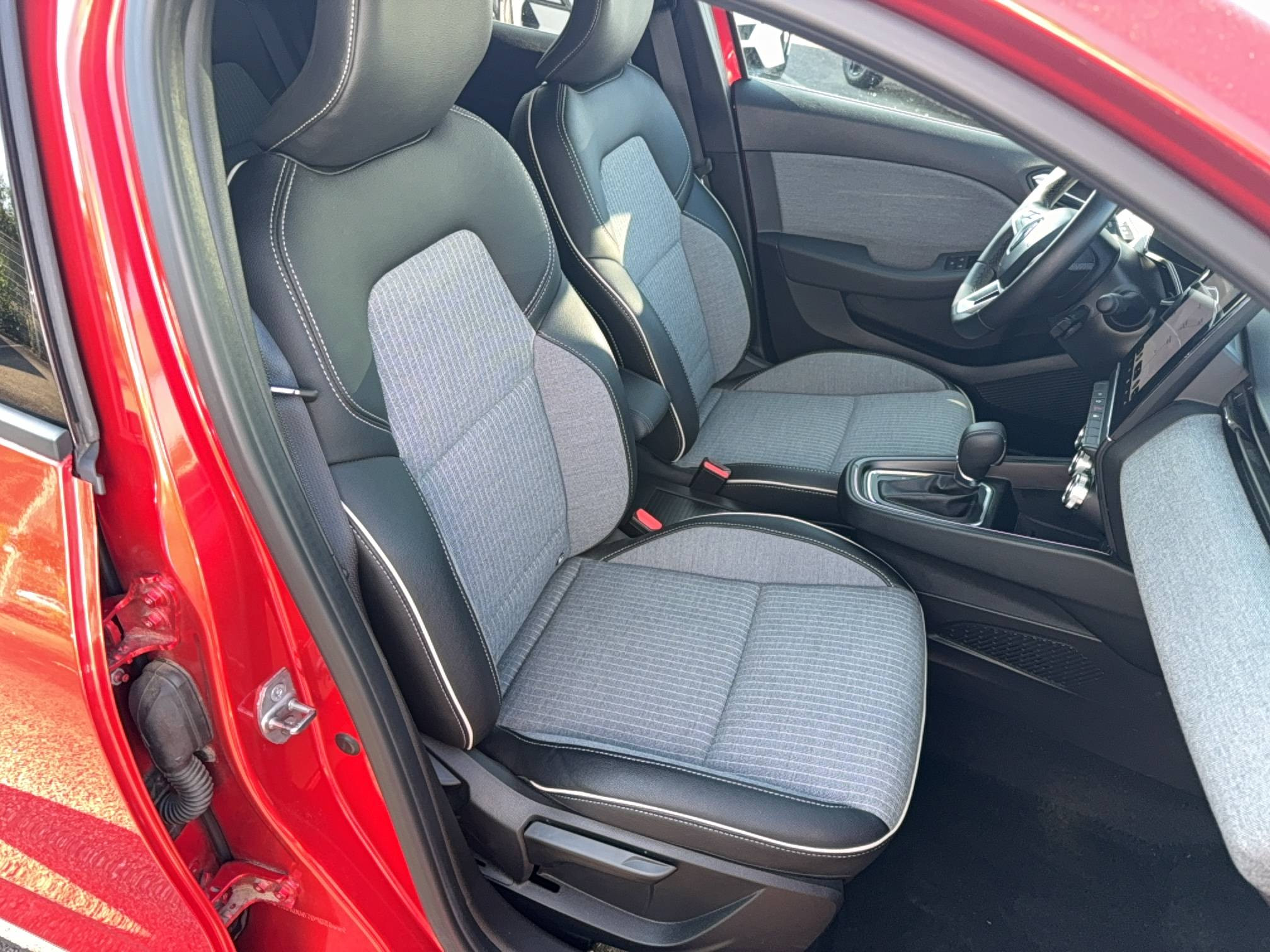 Vente en ligne Renault Clio 5 Clio E-Tech full hybrid 145 au prix de 17 990 €