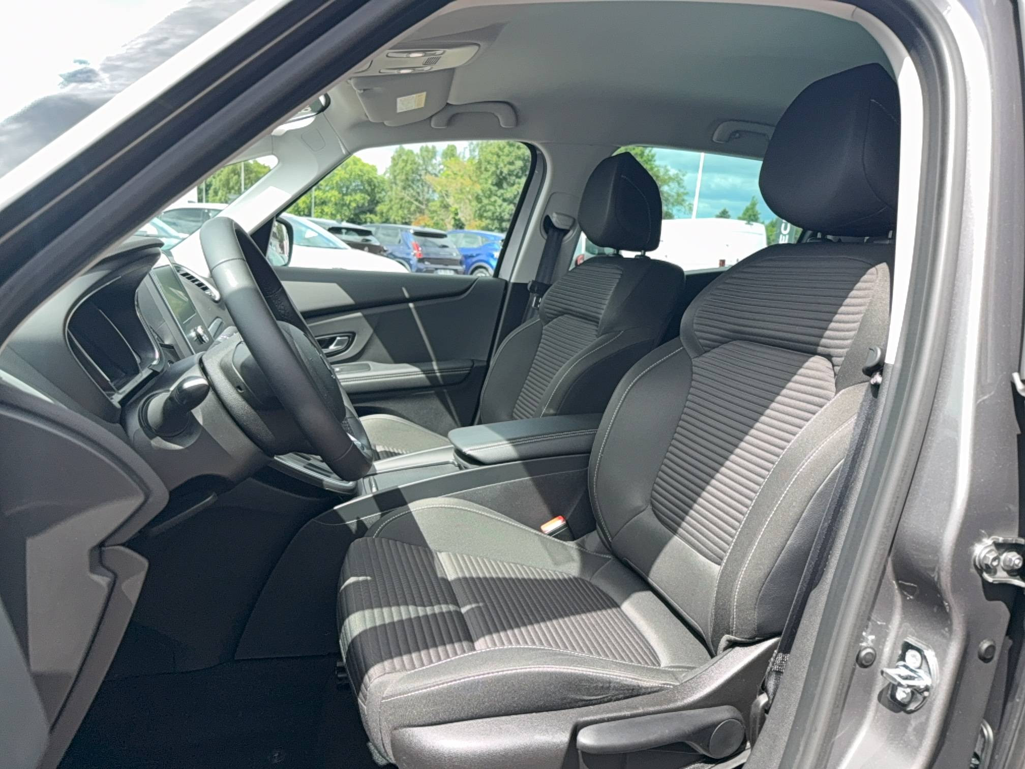 Vente en ligne Renault Grand Scenic 4 Grand Scenic TCe 140 EDC au prix de 22 830 €