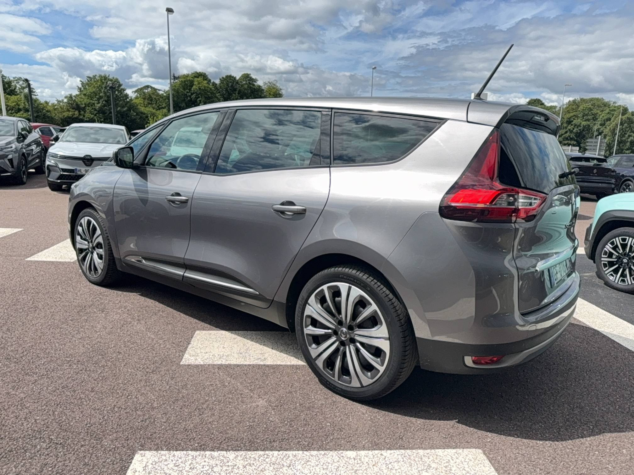 Vente en ligne Renault Grand Scenic 4 Grand Scenic TCe 140 EDC au prix de 22 830 €