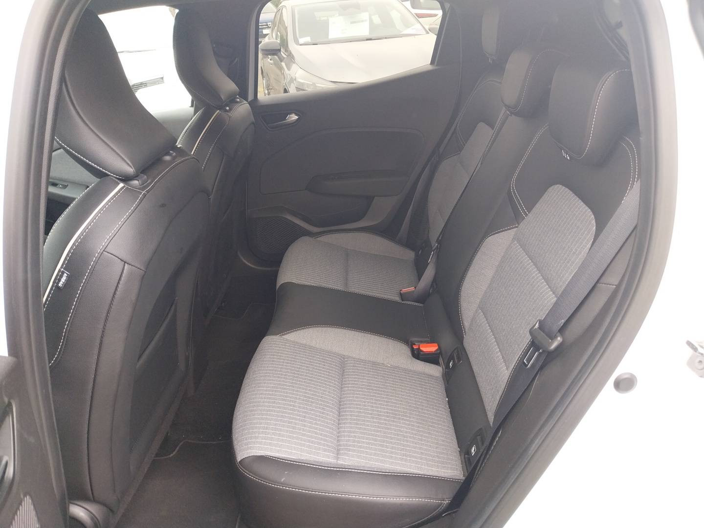 Vente en ligne Renault Clio 5 Clio E-Tech full hybrid 145 au prix de 17 990 €