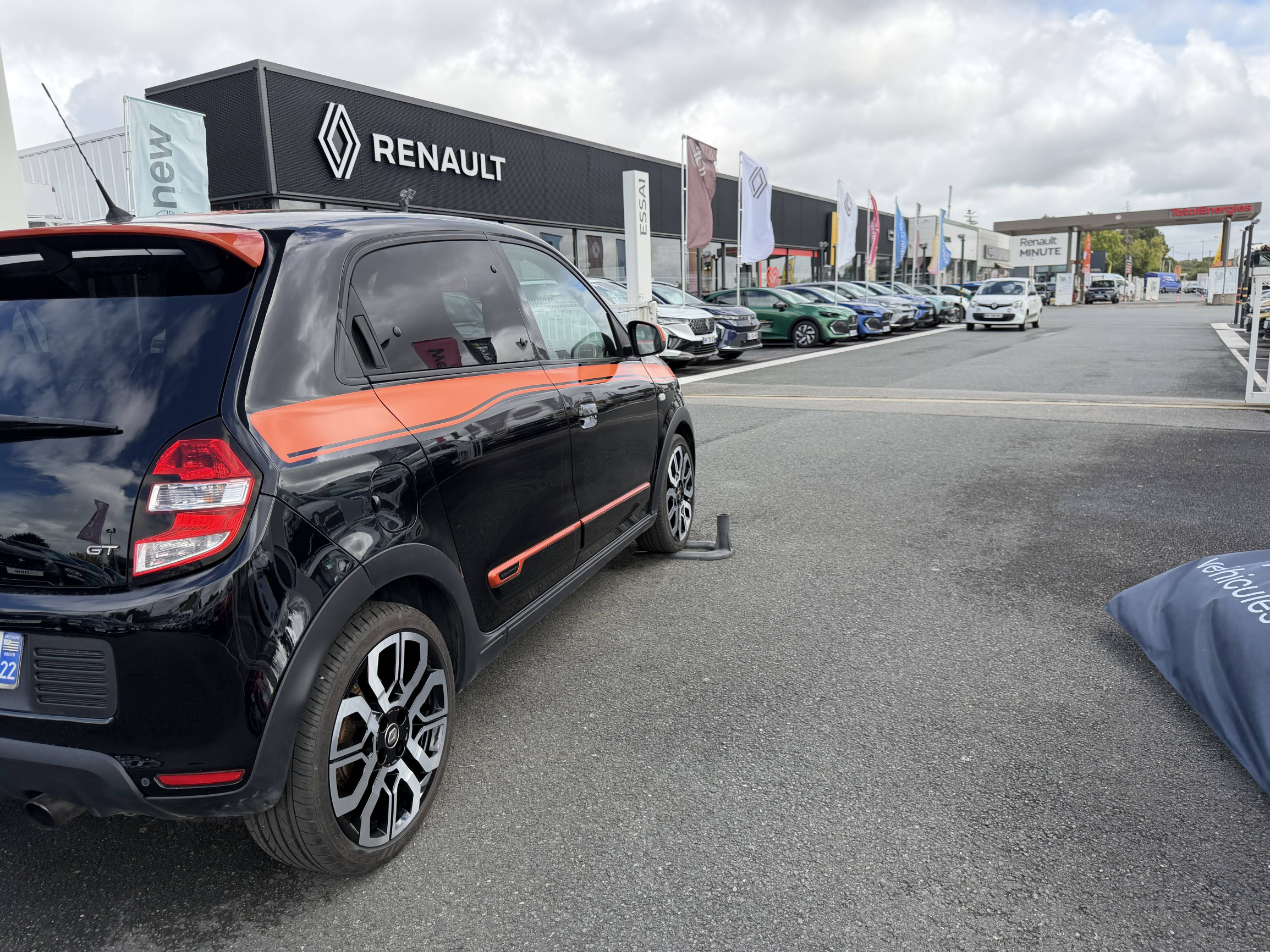 Vente en ligne Renault Twingo 3  0.9 TCe 110 E6C au prix de 13 990 €