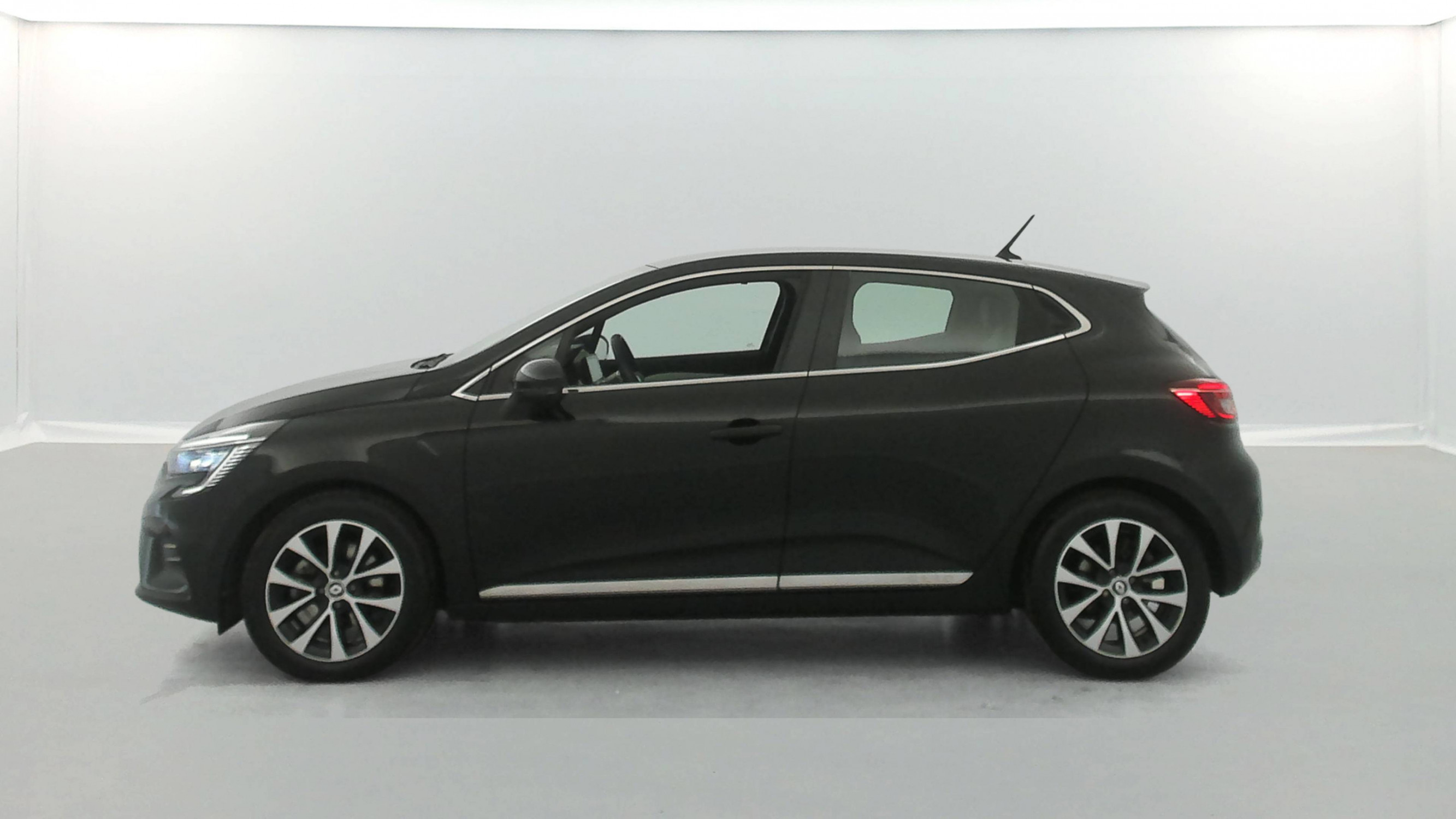 Vente en ligne Renault Clio 5 Clio E-Tech 140 - 21N au prix de 15 790 €