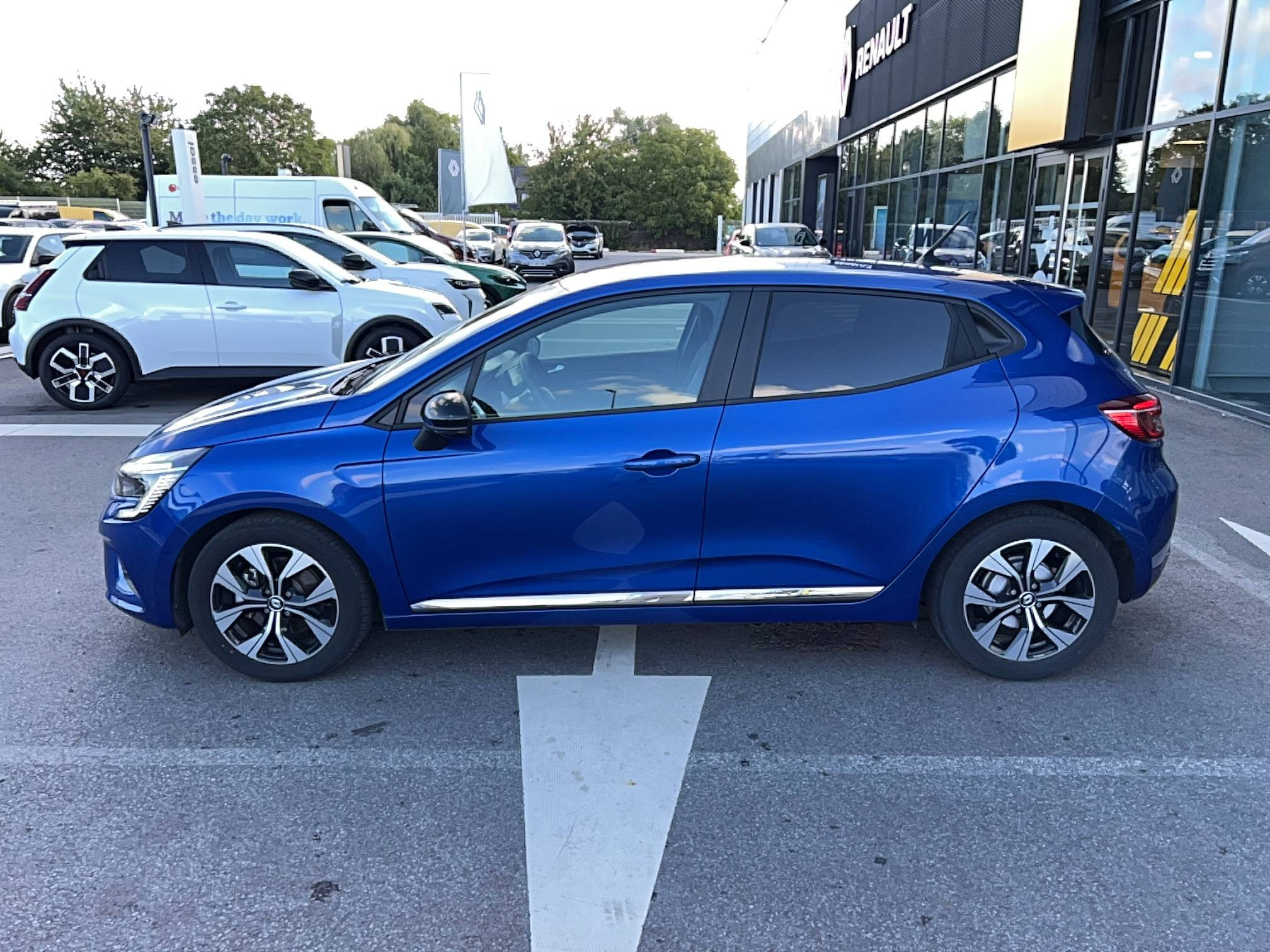 Vente en ligne Renault Clio 5 Clio E-Tech full hybrid 145 au prix de 16 990 €
