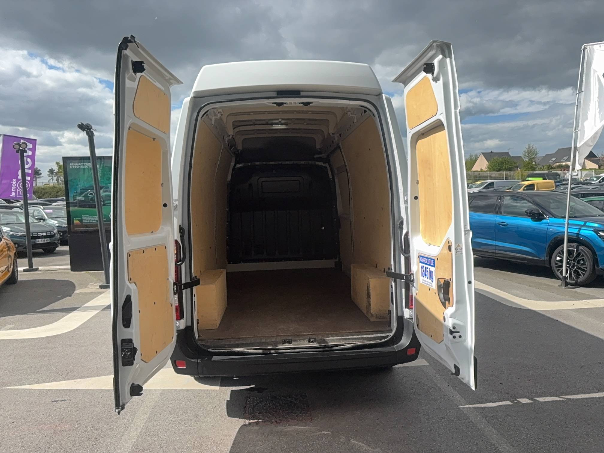Vente en ligne Renault Master Fourgon MASTER FGN TRAC F3500 L3H3 BLUE DCI 135 au prix de 27 000 €