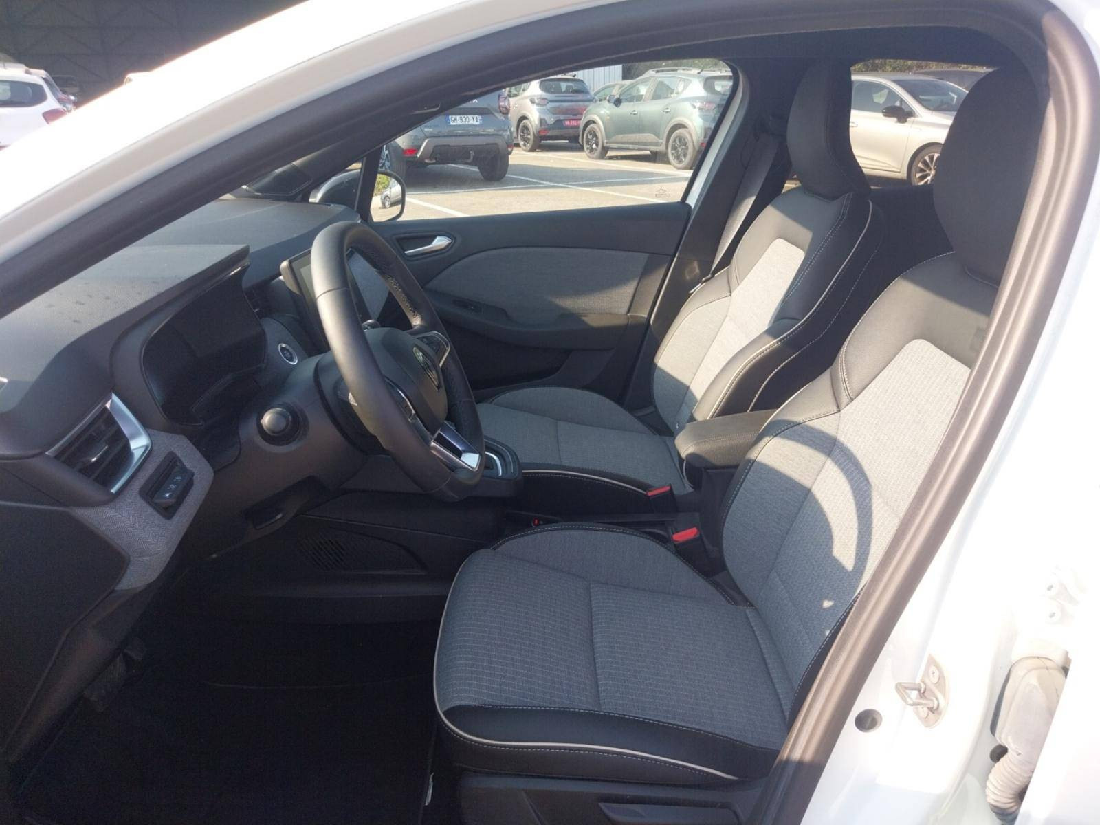 Vente en ligne Renault Clio 5 Clio E-Tech full hybrid 145 au prix de 17 990 €