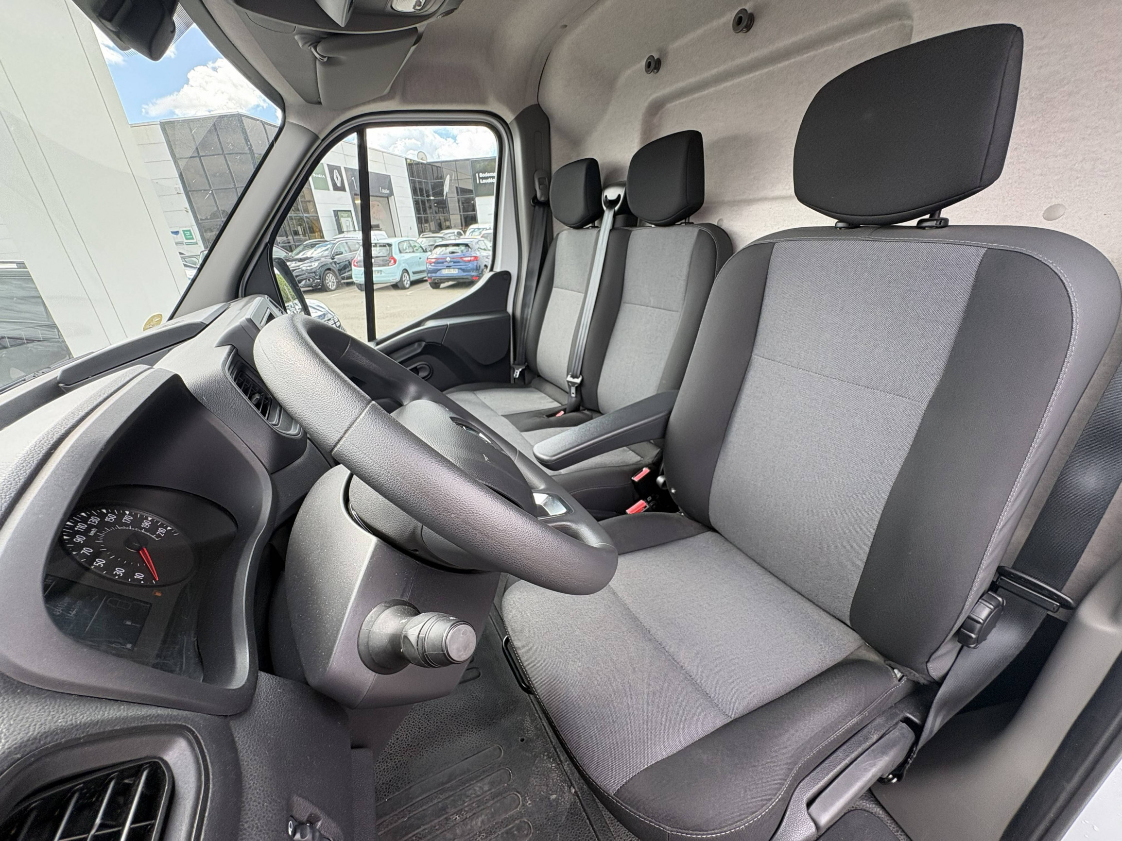 Vente en ligne Renault Master Fourgon MASTER FGN TRAC F3500 L2H2 BLUE DCI 135 au prix de 23 490 €