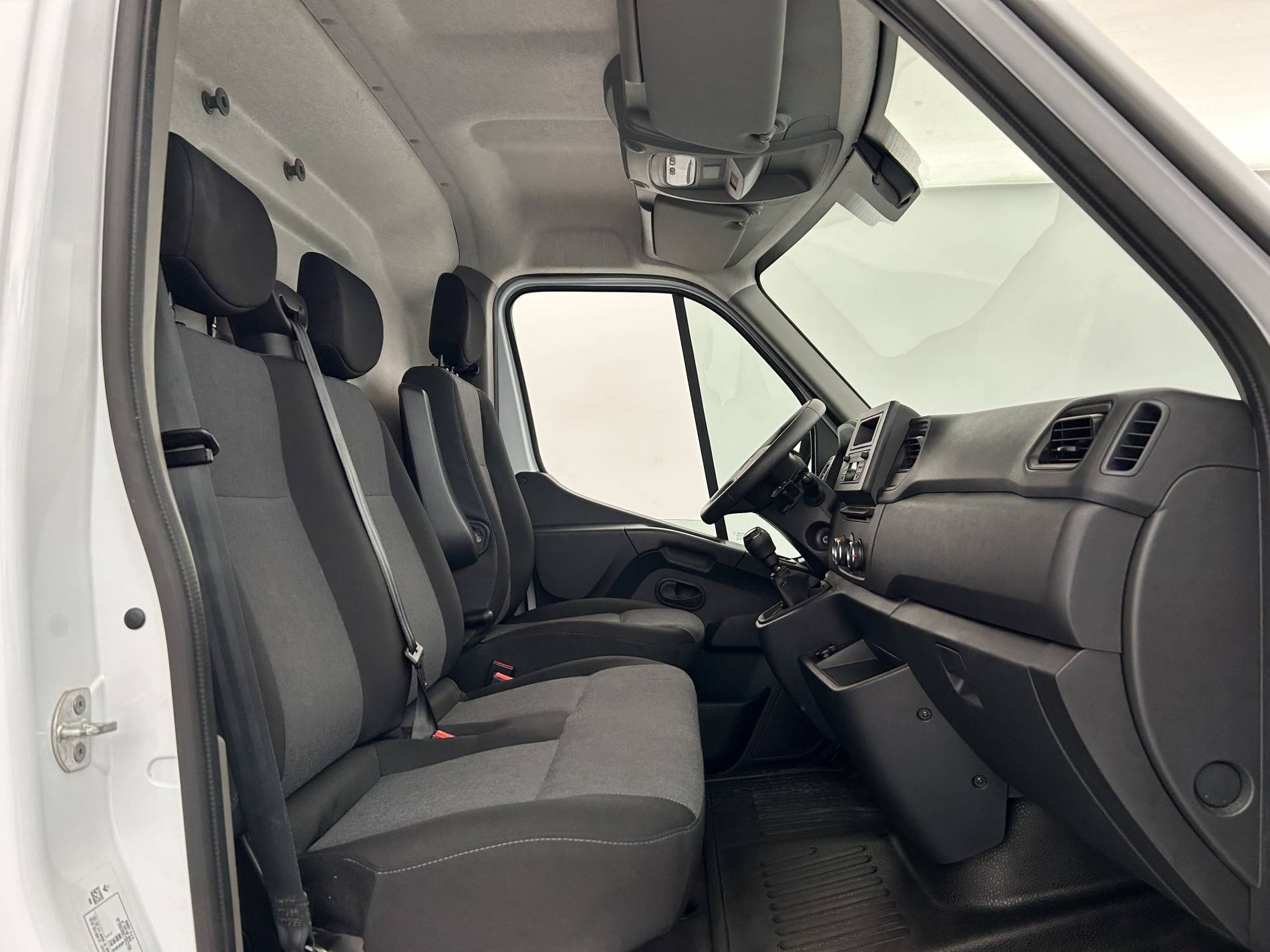 Vente en ligne Renault Master Fourgon MASTER FGN TRAC F3500 L2H2 BLUE DCI 135 au prix de 26 990 €