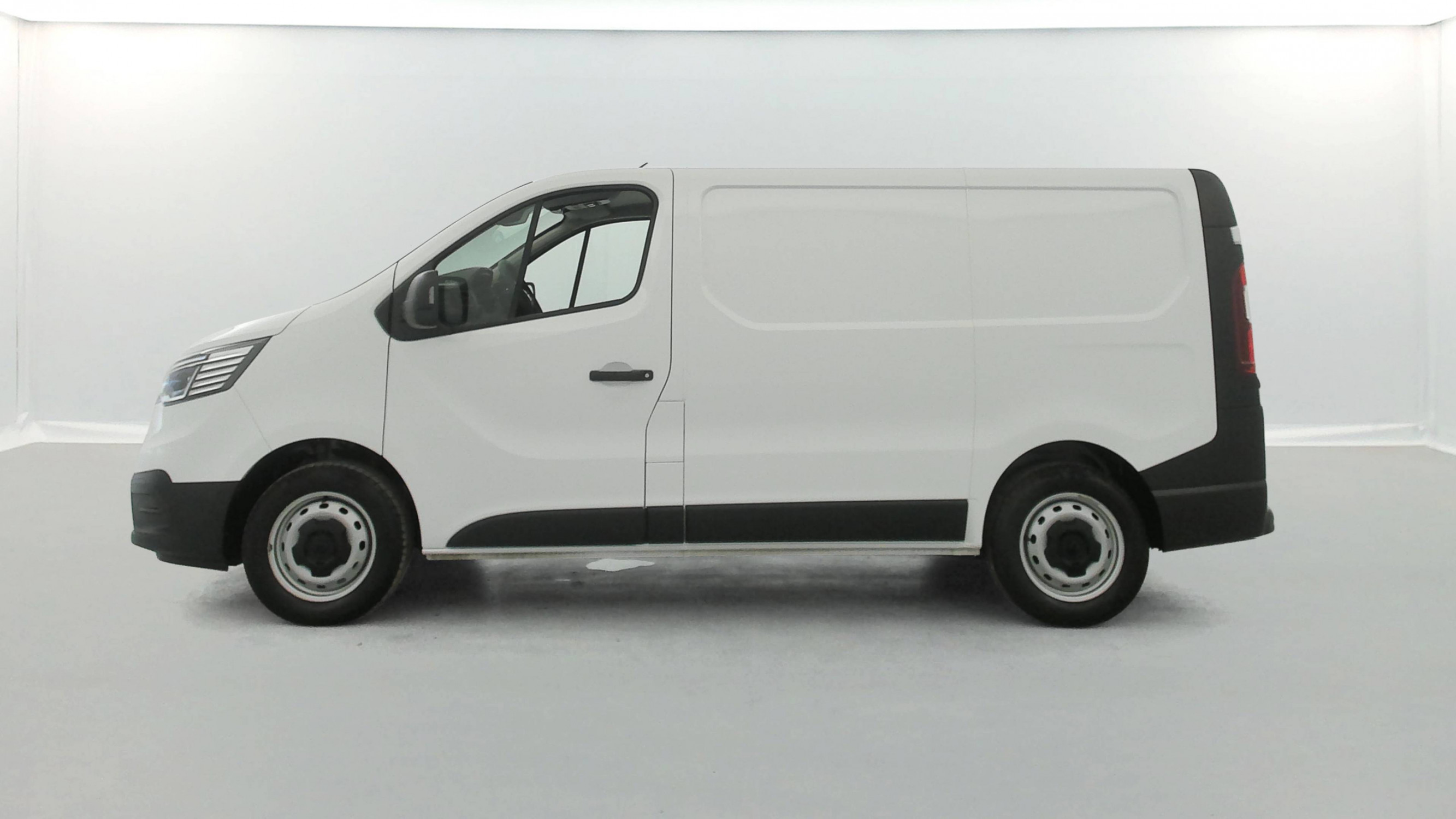 Vente en ligne Renault Trafic 3 Fourgon TRAFIC FG BLUE DCI 130 L1H1 3T GSR2 au prix de 23 790 €