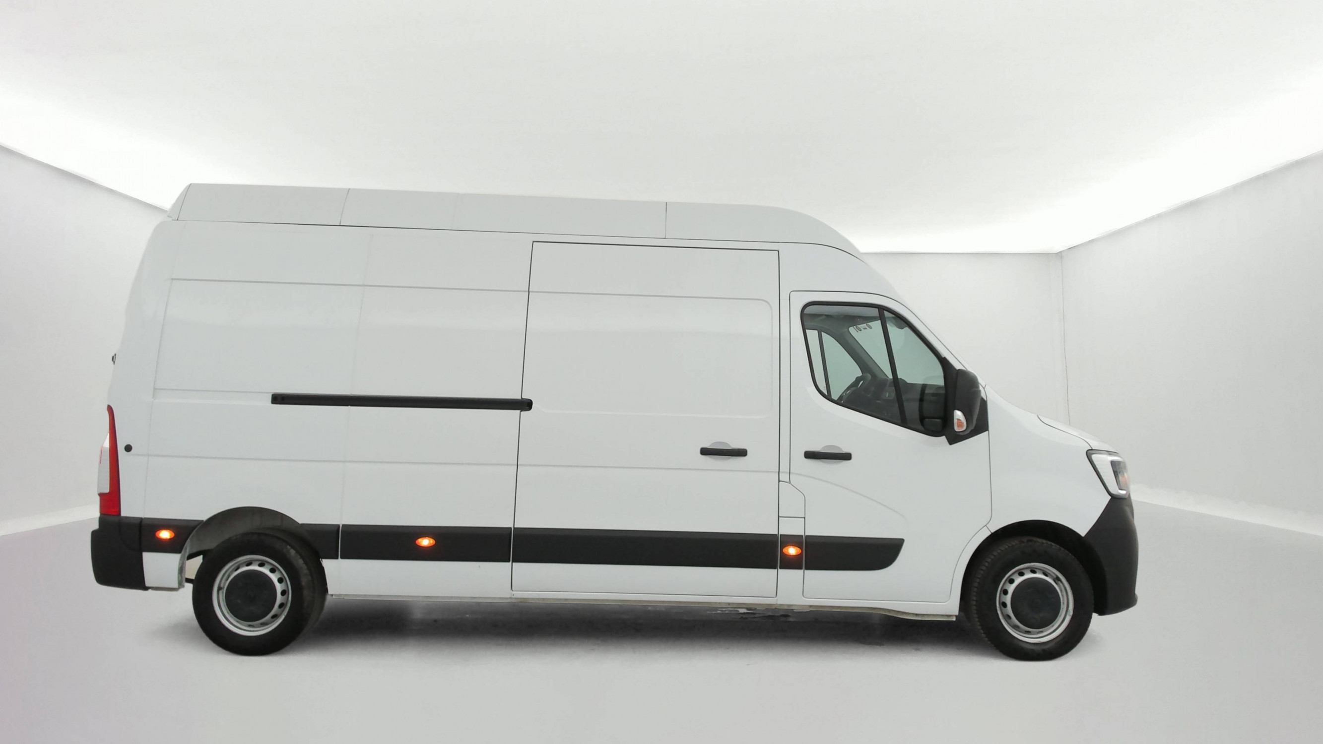 Vente en ligne Renault Master Fourgon MASTER FGN TRAC F3500 L3H3 BLUE DCI 135 au prix de 26 490 €