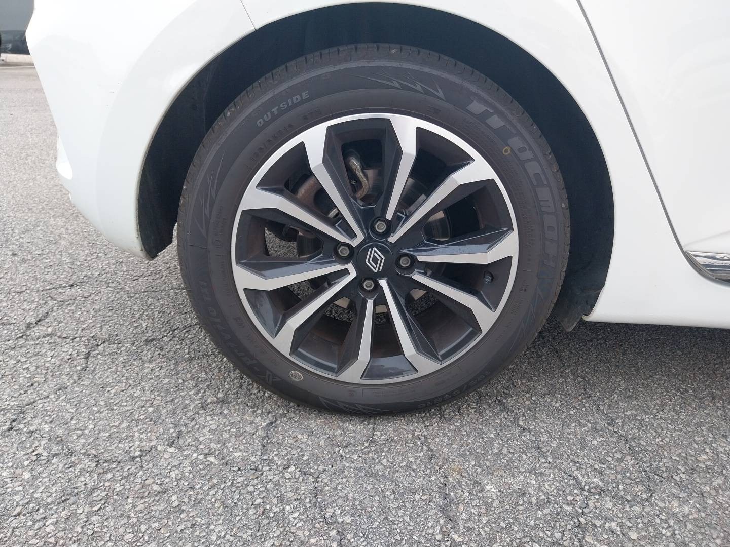 Vente en ligne Renault Clio 5 Clio E-Tech full hybrid 145 au prix de 17 990 €