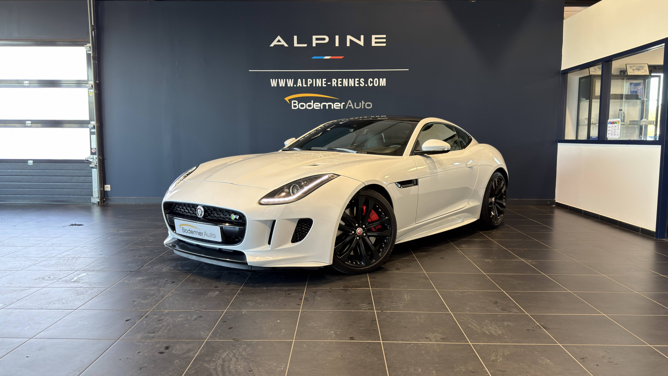 Jaguar F-Type F-Type Coupé V8 5L Essence Suralimenté 550 ch BVA8 AWD occasion de 2015 en vente à Rennes