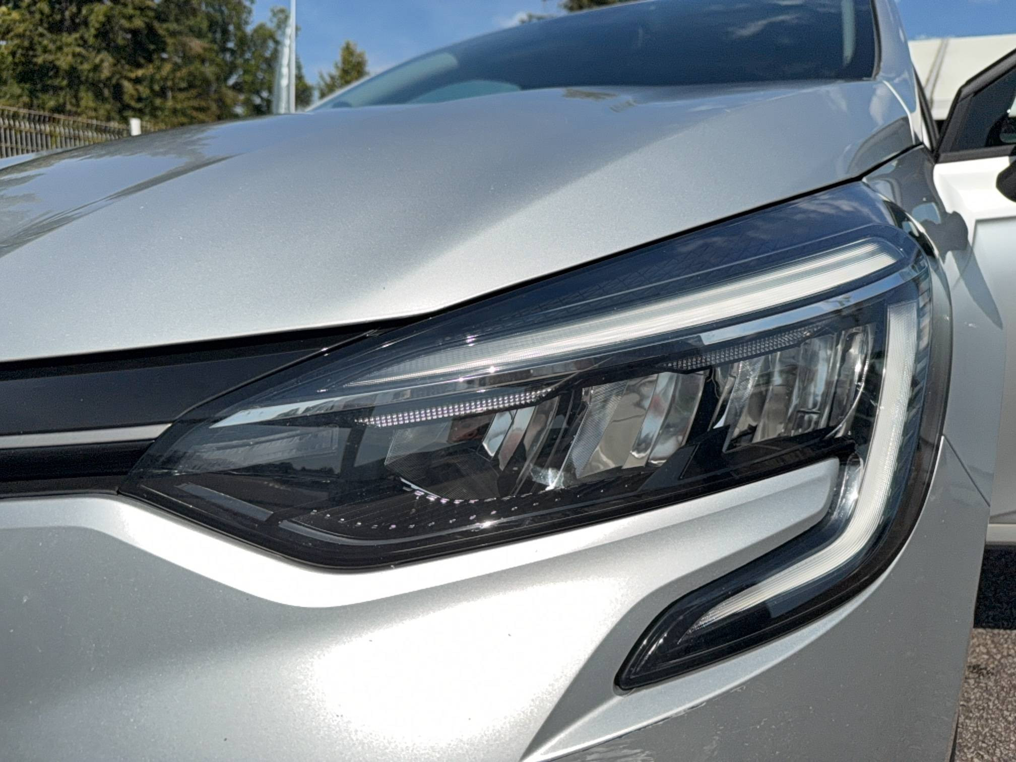 Vente en ligne Renault Clio 5 Clio E-Tech full hybrid 145 au prix de 15 990 €