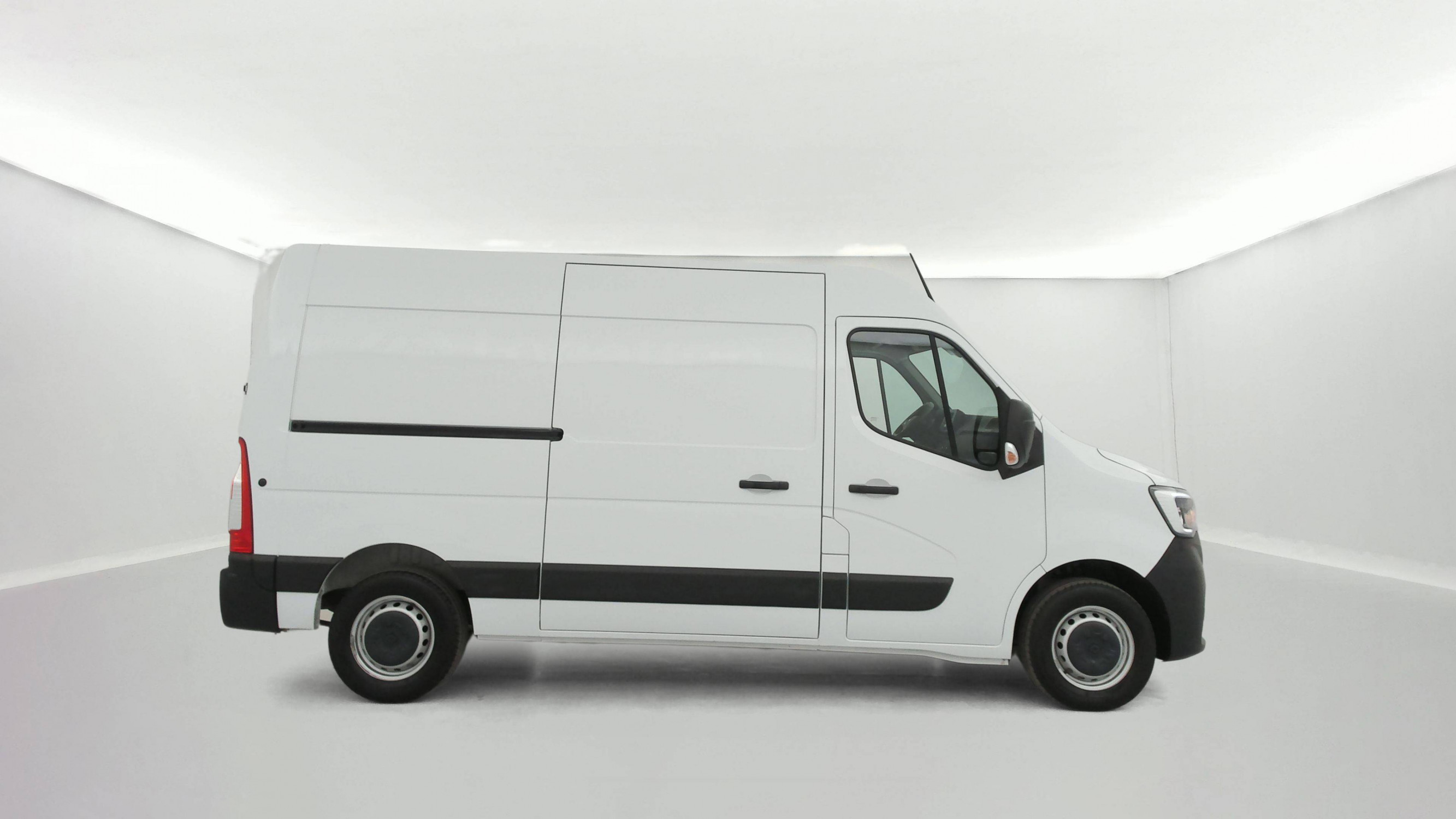 Vente en ligne Renault Master Fourgon MASTER FGN TRAC F3500 L2H2 BLUE DCI 135 au prix de 26 990 €