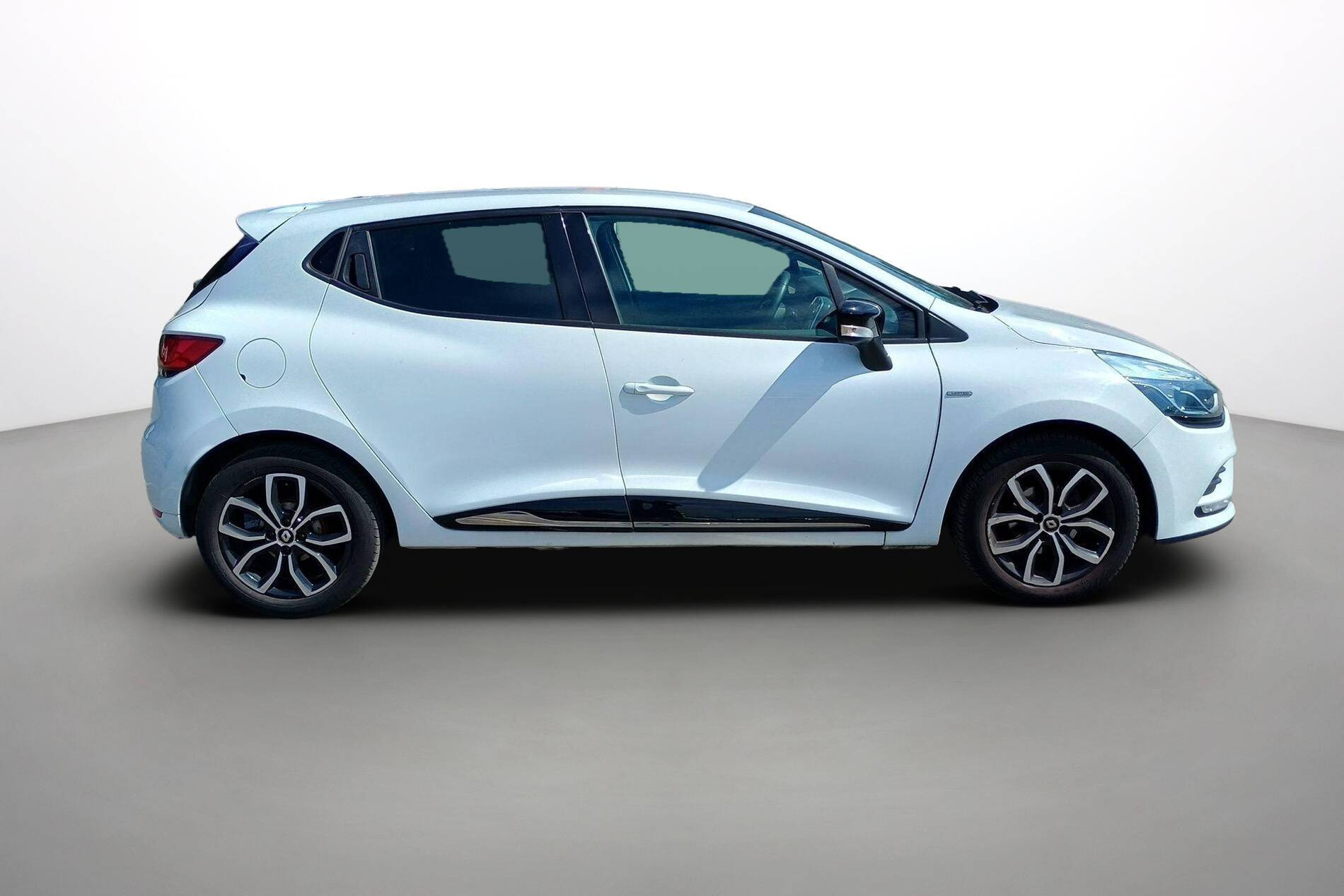 Vente en ligne Renault Clio 4 Clio TCe 75 E6C au prix de 9 790 €