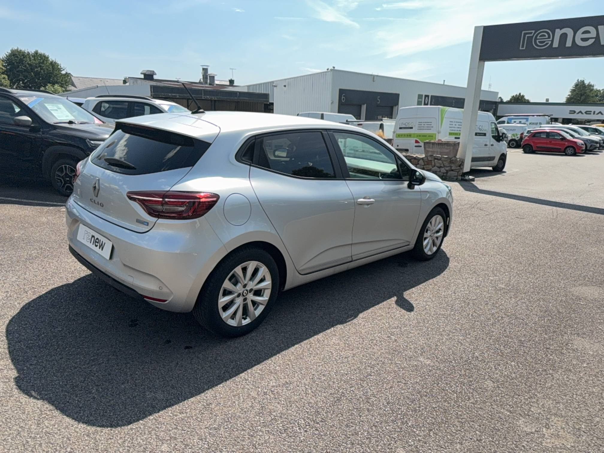 Vente en ligne Renault Clio 5 Clio E-Tech full hybrid 145 au prix de 15 990 €