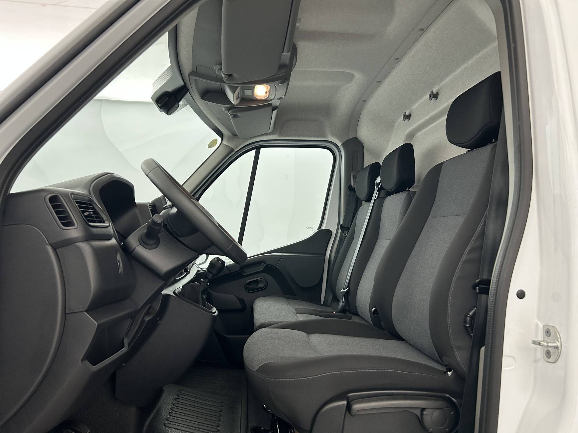 Vente en ligne Renault Master Fourgon MASTER FGN TRAC F3500 L2H2 BLUE DCI 135 au prix de 27 990 €