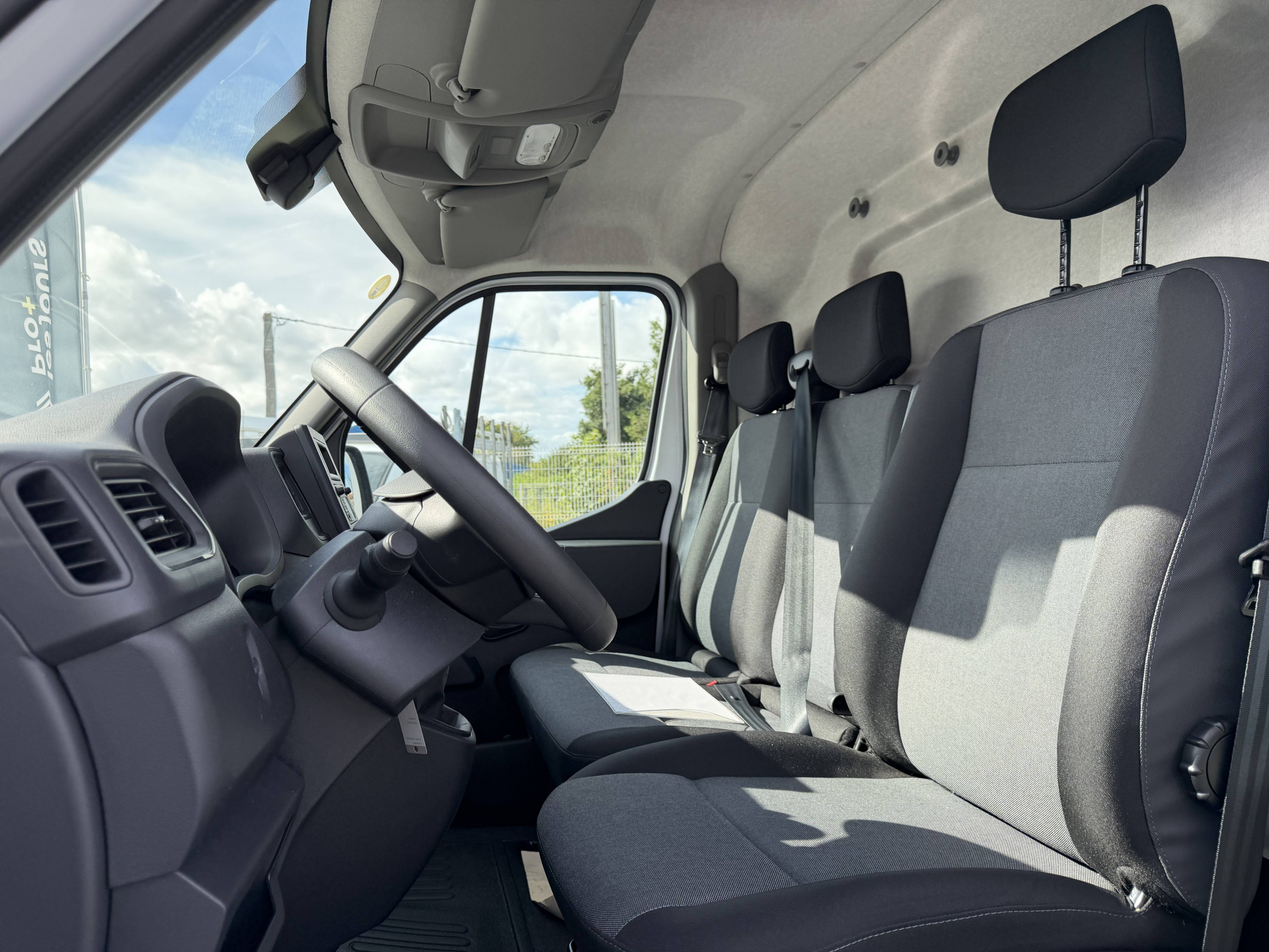Vente en ligne Renault Master Fourgon MASTER FGN TRAC F3500 L3H3 BLUE DCI 135 au prix de 24 990 €