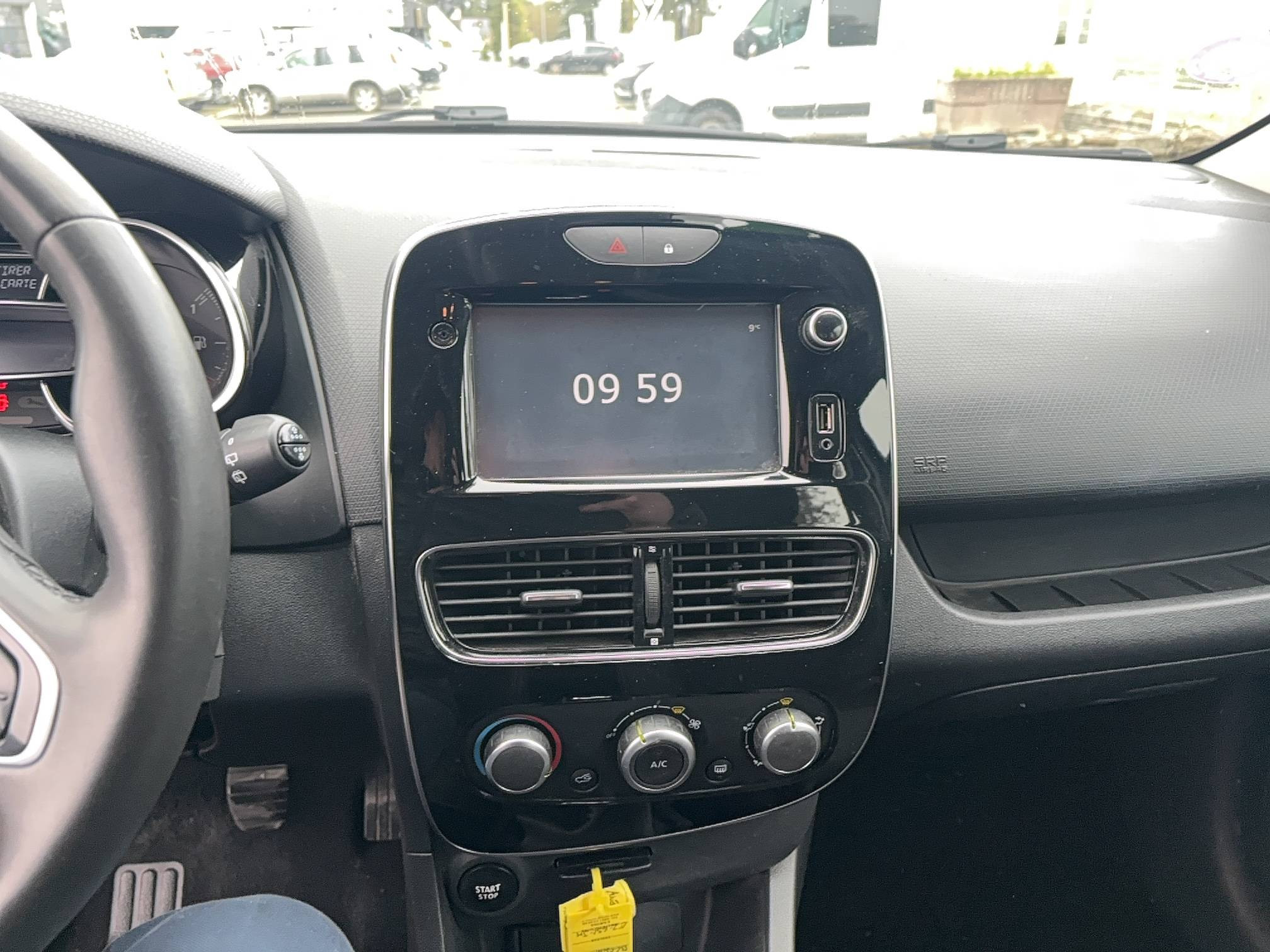 Vente en ligne Renault Clio 4 Clio TCe 90 E6C au prix de 9 490 €