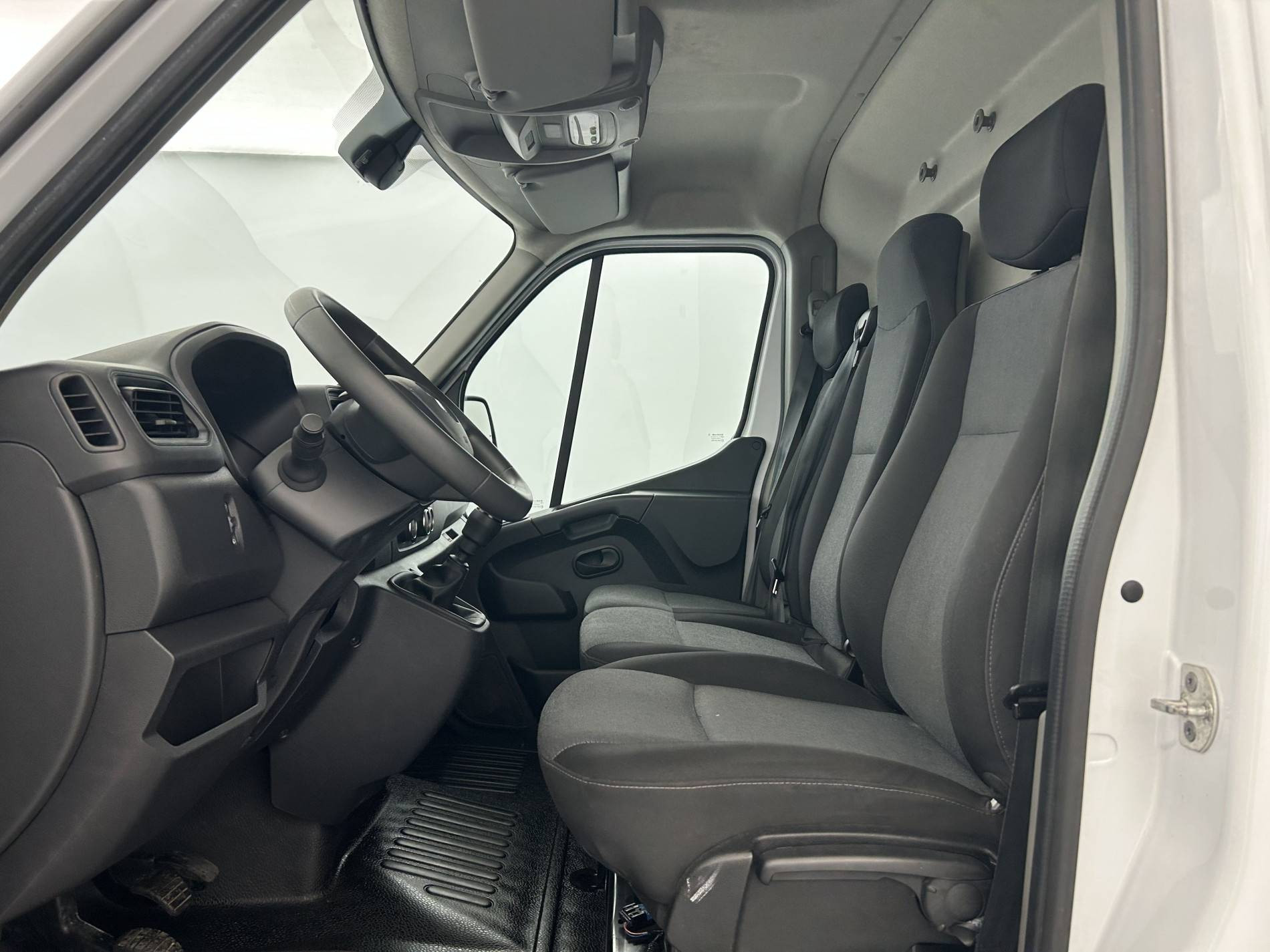 Vente en ligne Renault Master Fourgon MASTER FGN TRAC F3300 L2H2 BLUE DCI 180 au prix de 21 890 €
