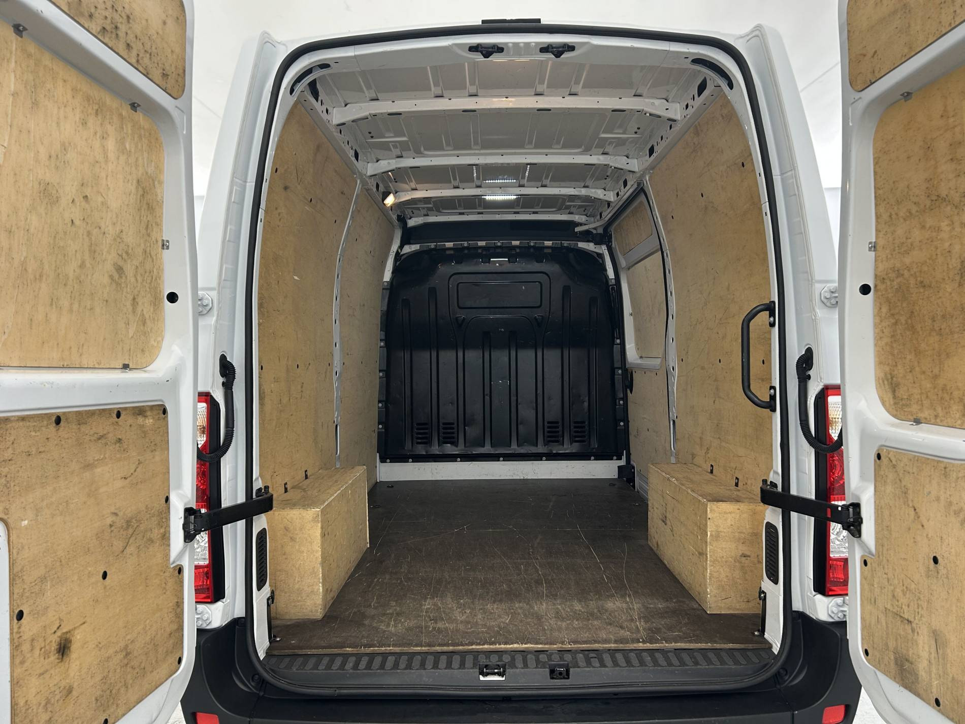 Vente en ligne Renault Master Fourgon MASTER FGN TRAC F3500 L2H2 BLUE DCI 135 au prix de 22 990 €