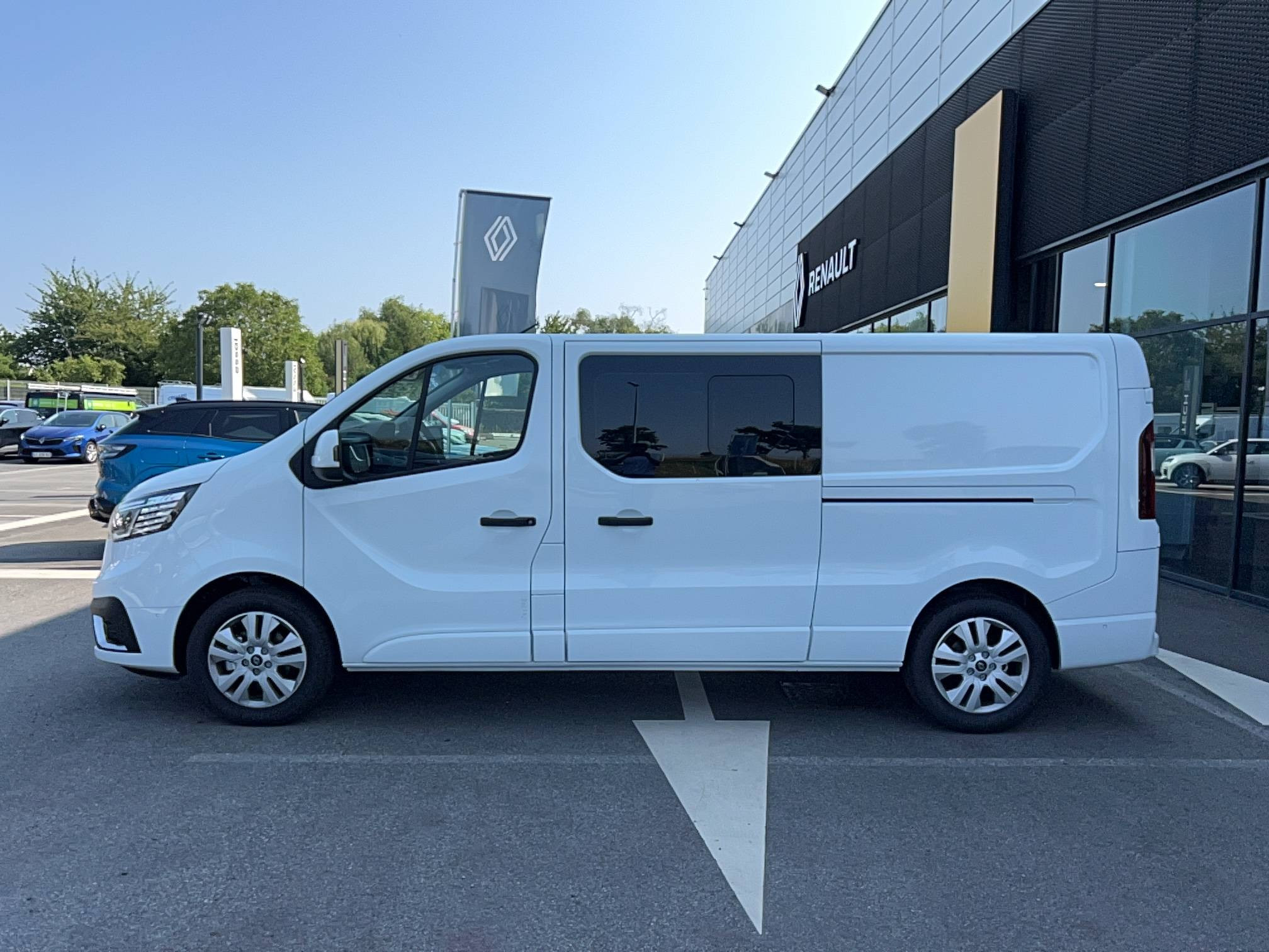 Vente en ligne Renault Trafic Cabine Approfondie TRAFIC CA BLUE DCI 170 L2H1 3T AUTO au prix de 40 990 €