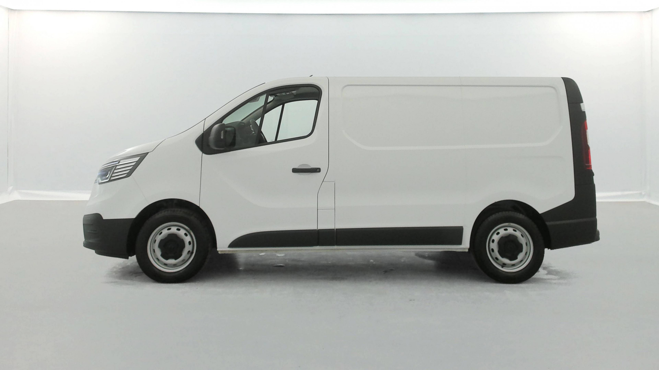 Vente en ligne Renault Trafic 3 Fourgon TRAFIC FG BLUE DCI 130 L1H1 3T GSR2 au prix de 24 590 €