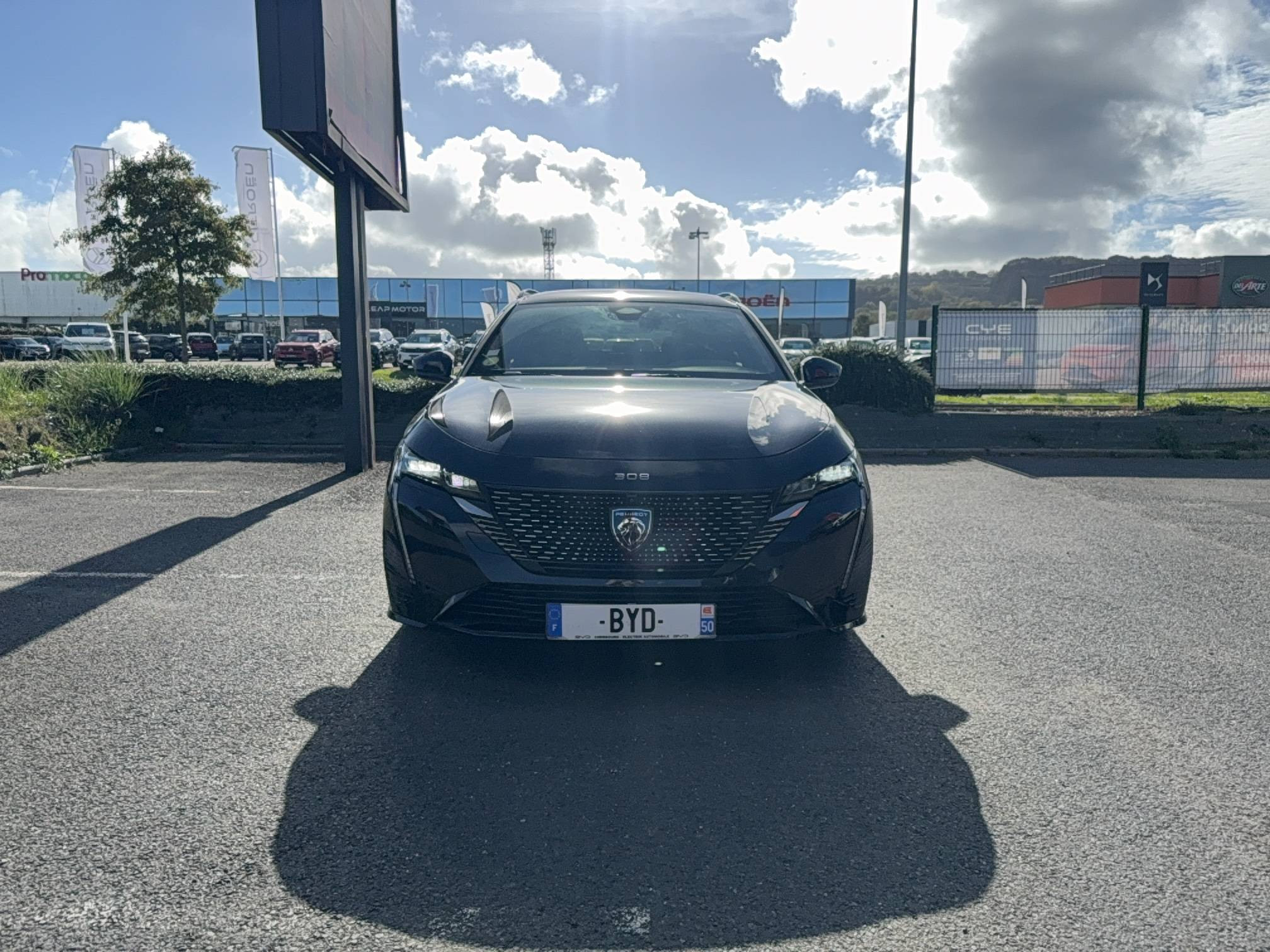 Vente en ligne Peugeot 308 SW  BlueHDi 130ch S&S EAT8 au prix de 17 490 €
